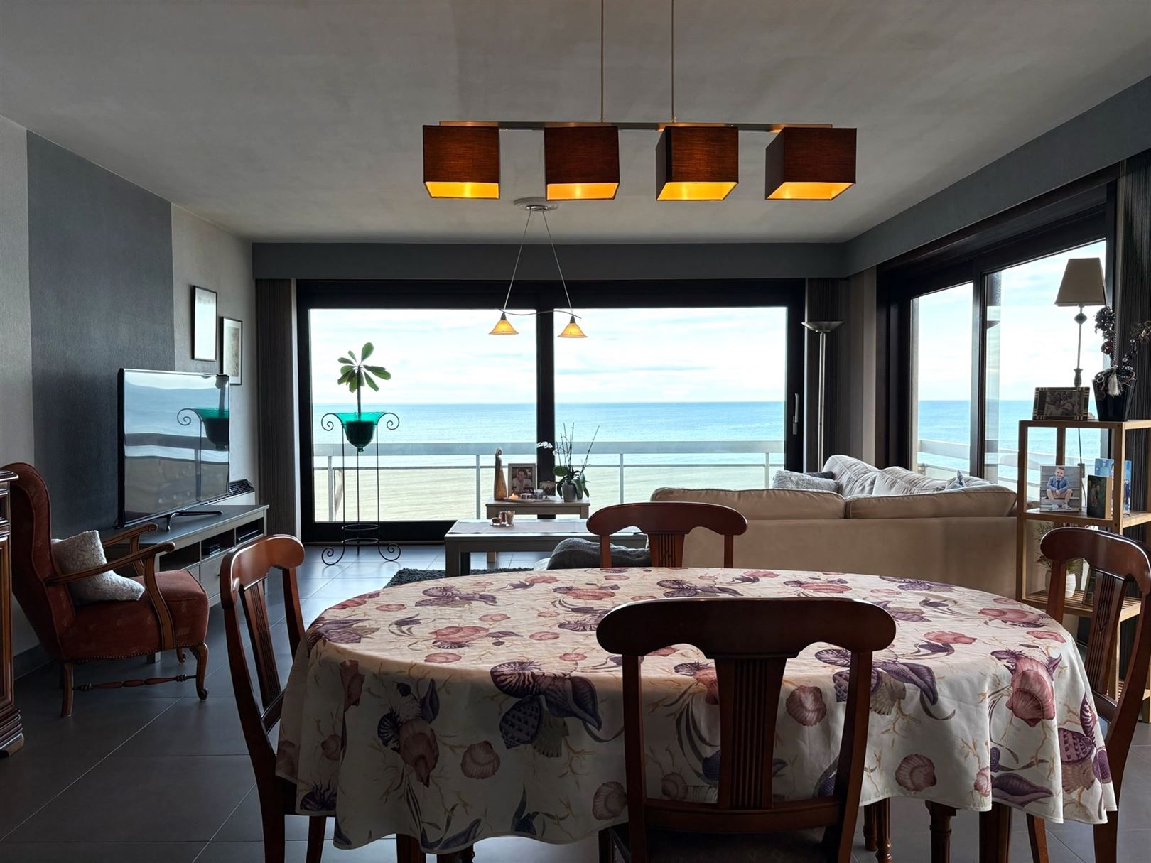 Appartement ongemeubeld met 2 slaapkamers foto {{pictureIndex}}