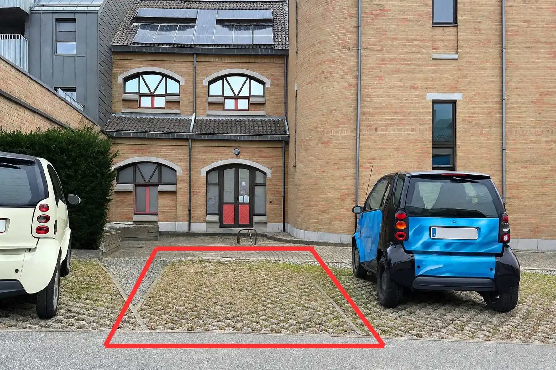 Buitenstaanplaats in centrum Nieuwpoort-Stad foto {{pictureIndex}}