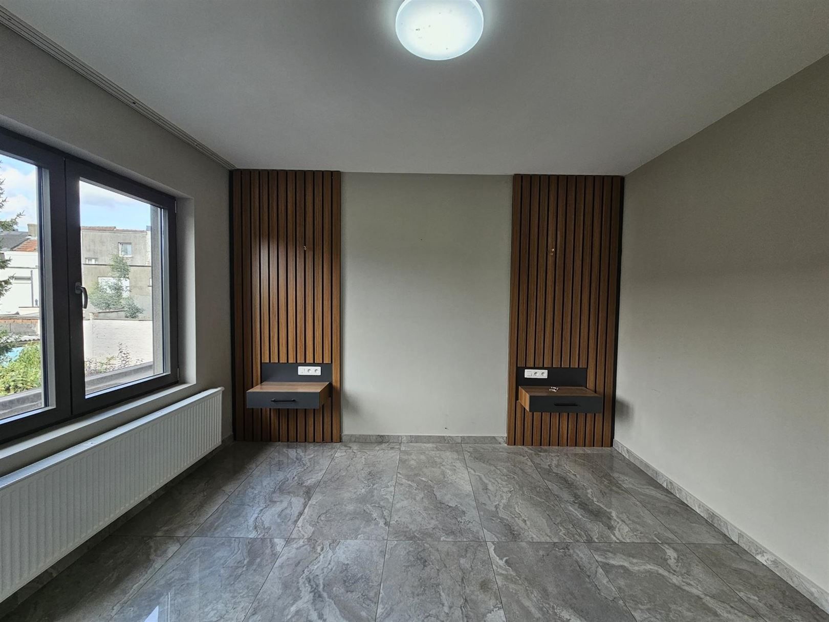 Modern ingerichte woning met optioneel aangrenzende bouwgrond. foto 8