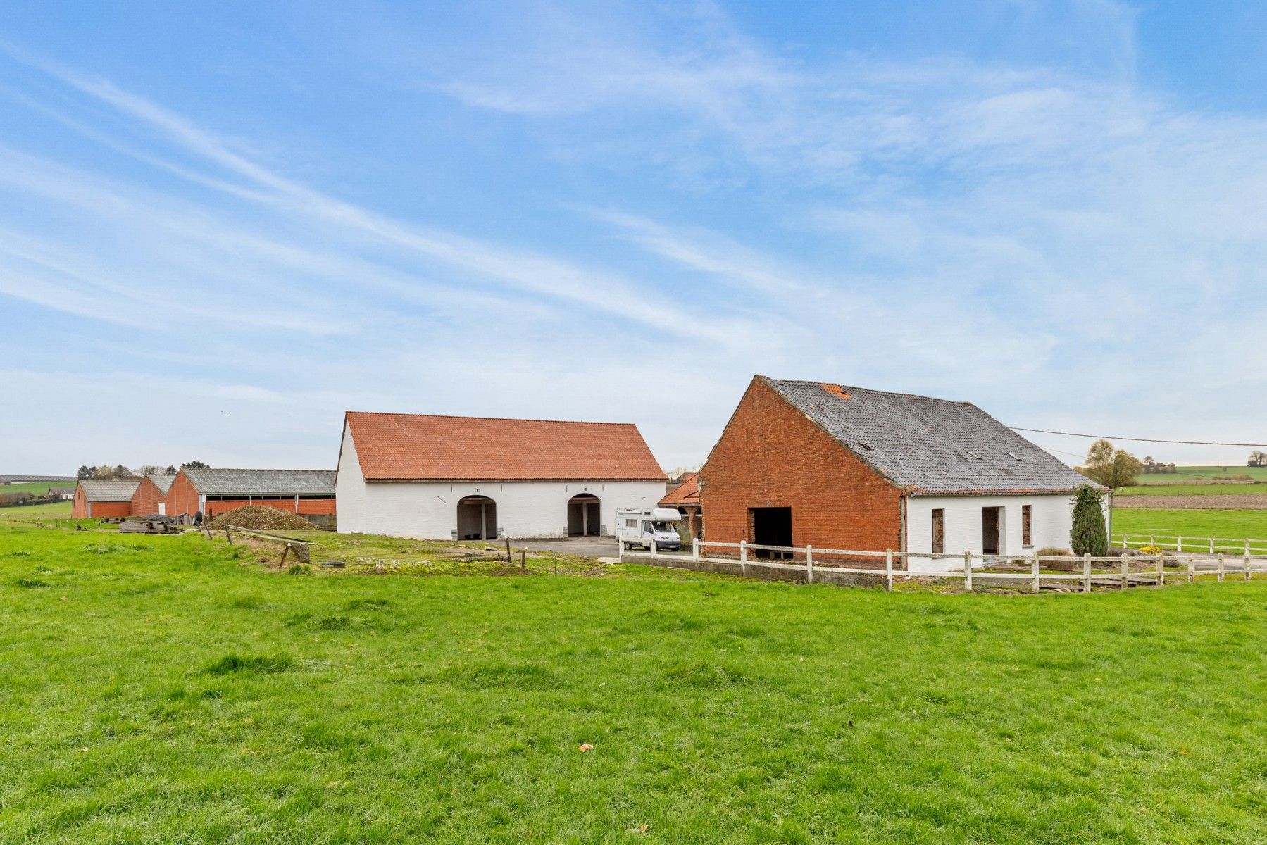 Unieke vierkantshoeve met eindeloze mogelijkheden foto 3