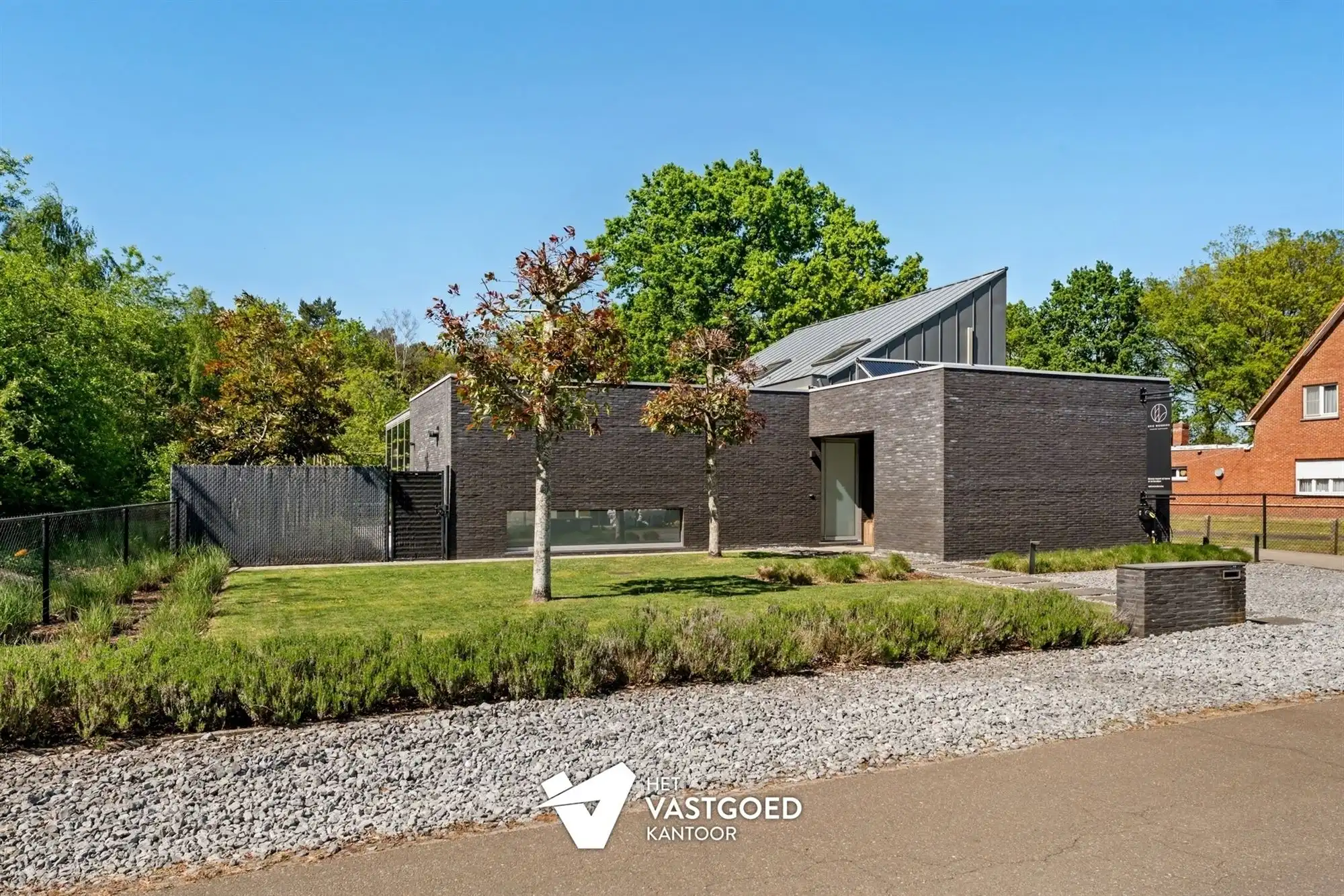 RECENTE WONING MET KWALITATIEVE AFWERKING OP TOP-LIGGING foto {{pictureIndex}}