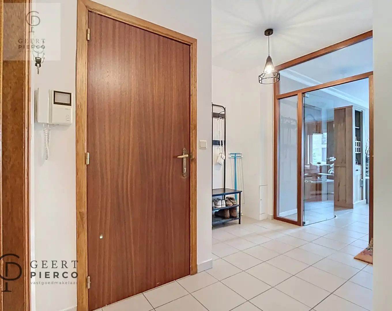 Aan Sint-Anneke 26 bus 101 te Sint-Truiden treffen we dit ruime appartement met drie slaapkamers, twee badkamers en kelder. De centrale ligging (200m van Grote Markt) zorgt voor een optimaal bereik van winkels, station, scholen en eveneens de groene omgeving van de stadsvesten en het stadspark. foto 21