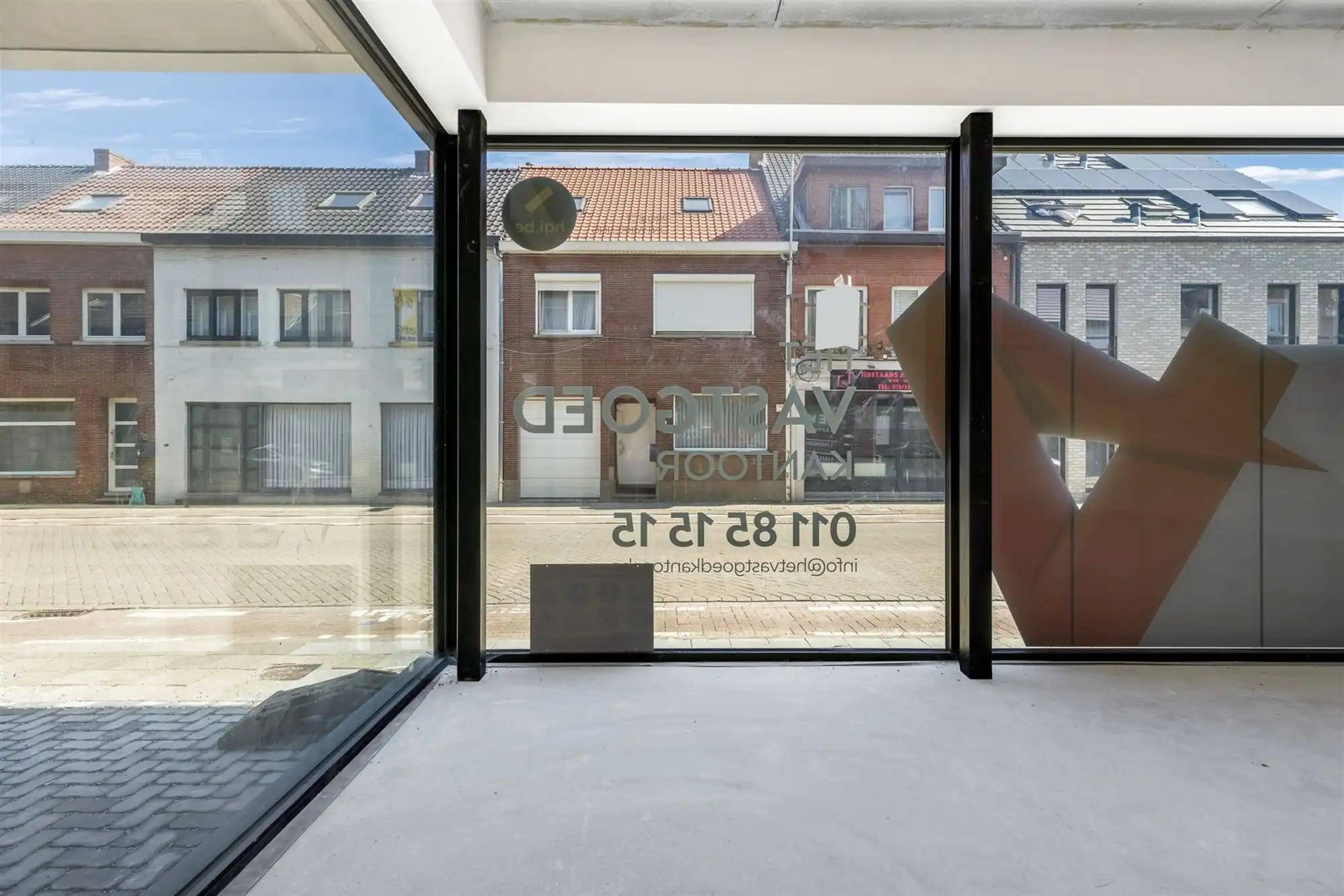 HANDELSRUIMTE VAN 195M² MET GROTE RAAMPARTIJEN, OPEN STRUCTUUR VOOR TALLOZE MOGELIJKHEDEN EN RUIME PARKEERMOGELIJKHEDEN AAN DE ACHTERZIJDE foto 12