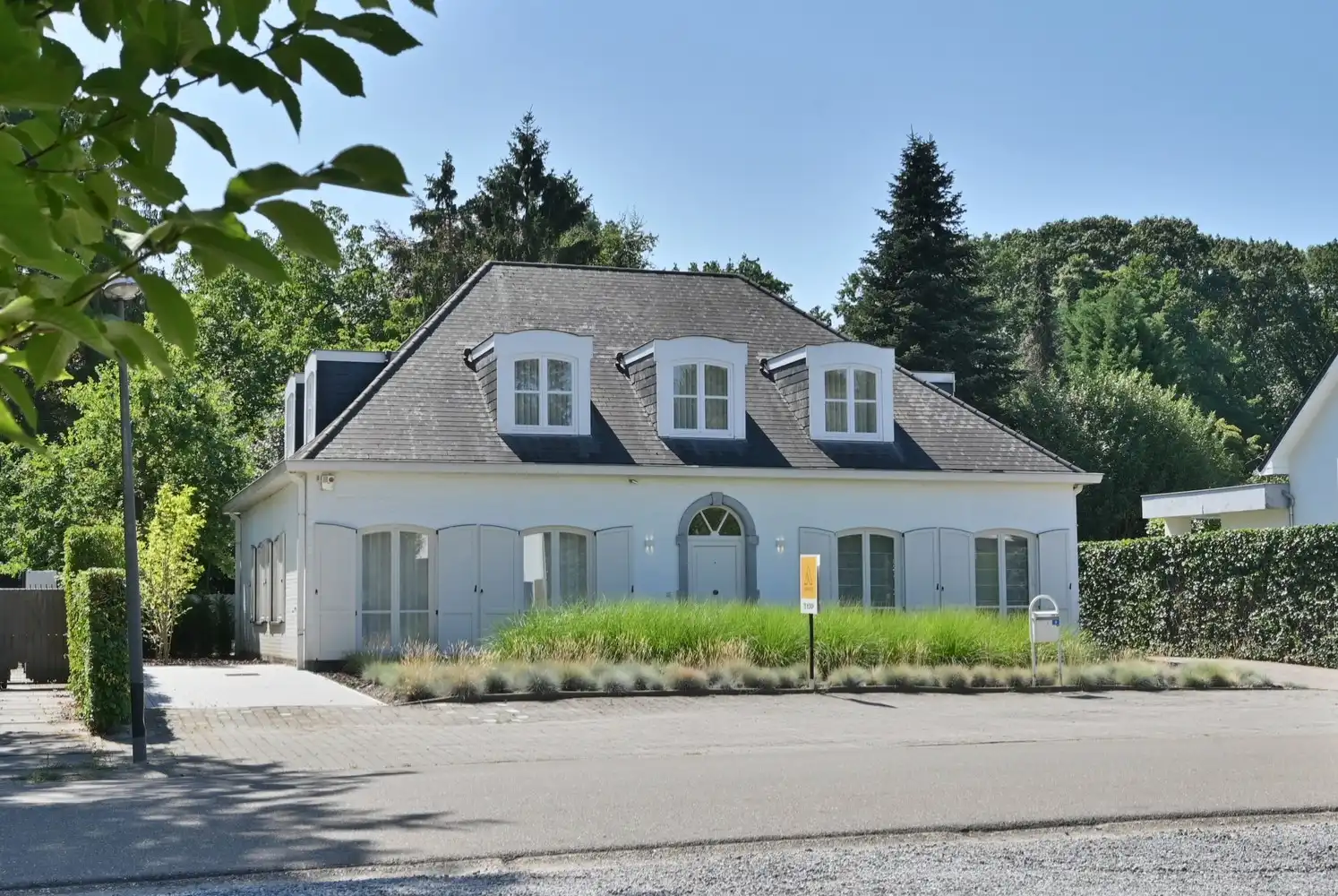 Exclusieve, gerenoveerde villa op toplocatie in residentieel Neerharen foto 2