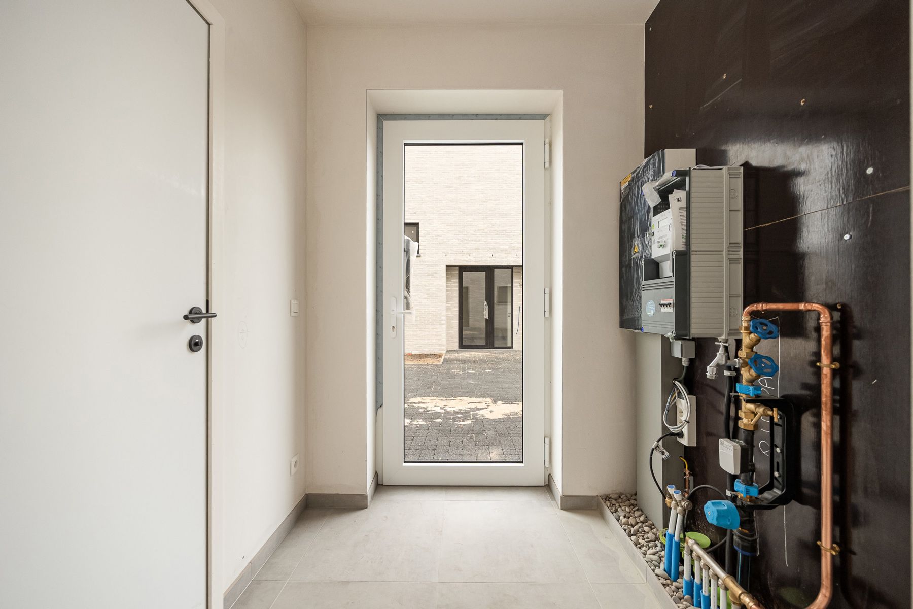 Halfopen woning met 3 slaapkamers en carport/fietsenberging op perceel van ca 320m² foto 3