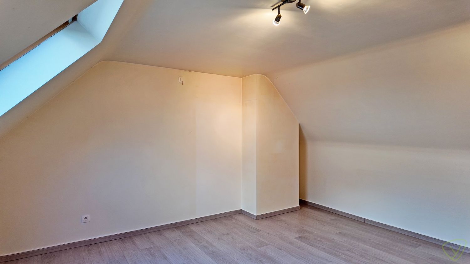 Charmant duplex-appartement met terras en garage nabij centrum Eeklo foto 10