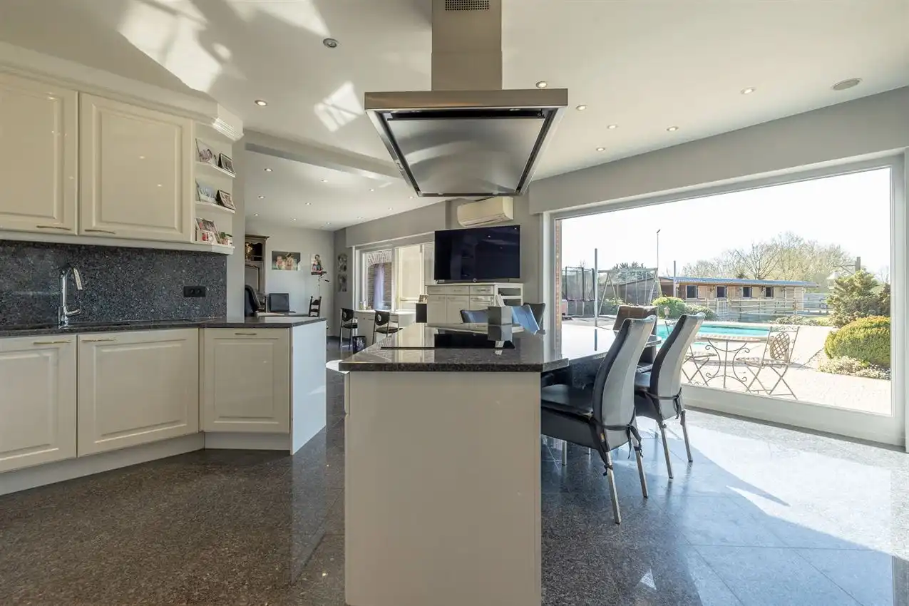 Villa grenzend aan agrarisch gebied met 4slk en opslag foto 3