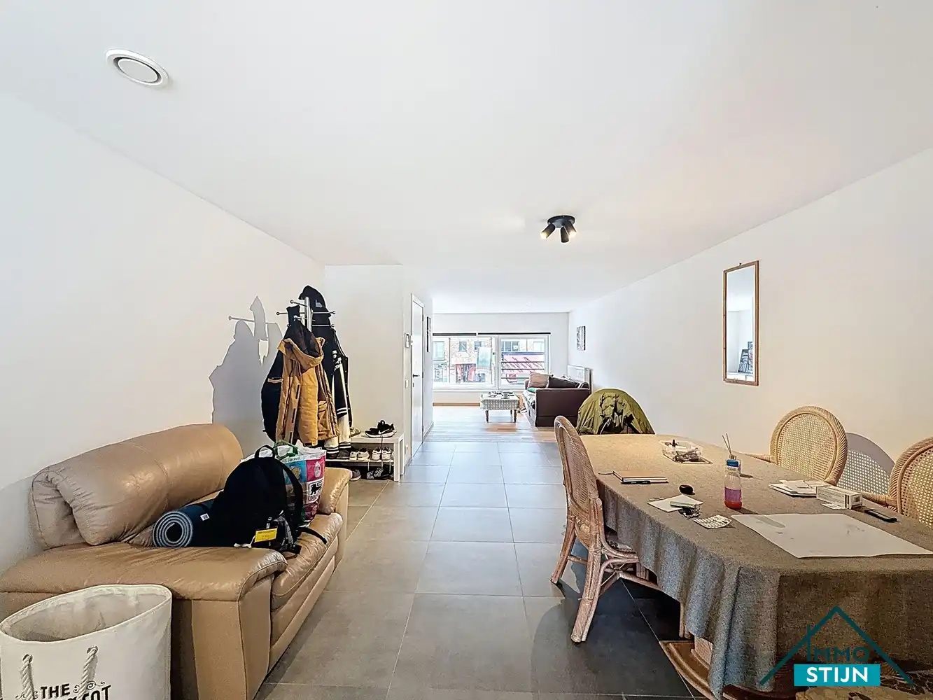 Recente duplex met drie slaapkamers en een garage foto 2
