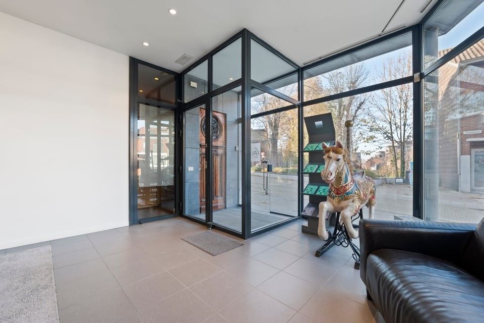 INSTAPKLARE HANDELSRUIMTE MET KANTOOR, VERGADERRUIMTE EN KELDER OP TOPLOCATIE IN SINT-TRUIDEN foto 7