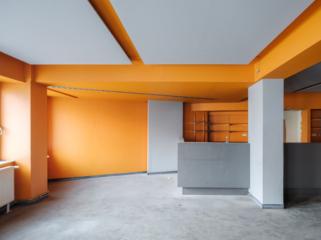 Handelsruimte met groot volume op wandelatsand van het station Gent-Sint-Pieters foto 4