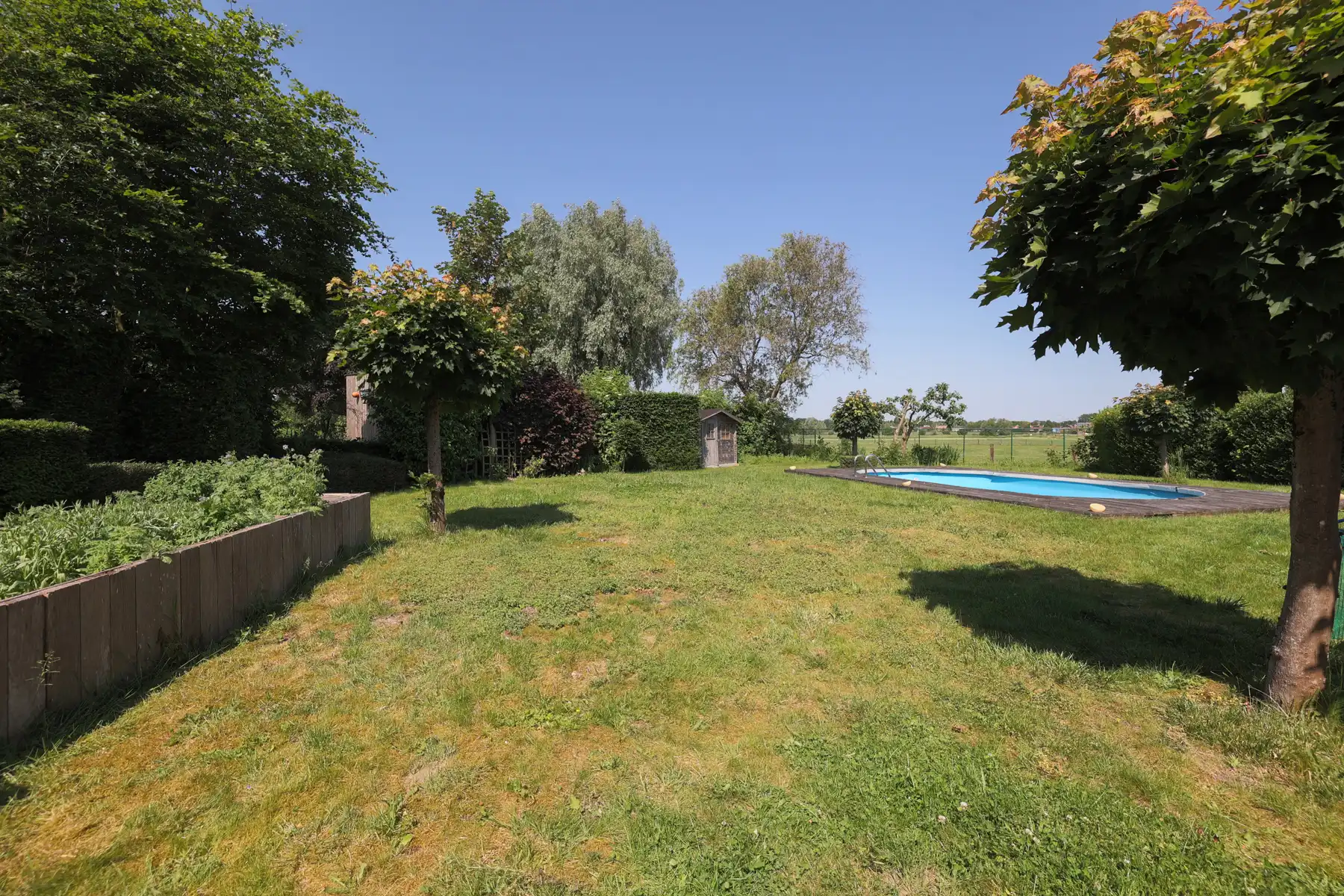 Vrijstaande woning op uniek perceel met zwembad foto 12
