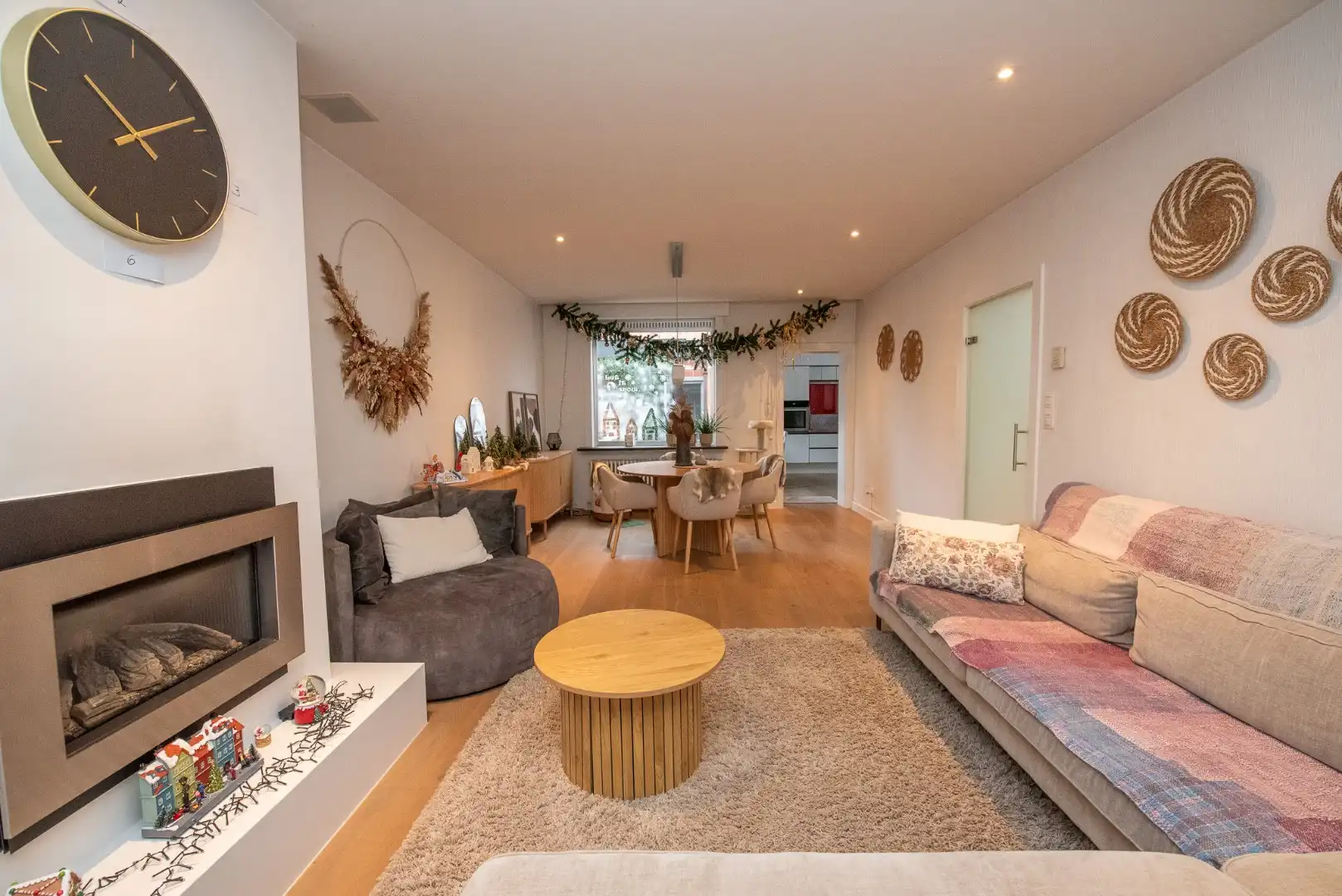 Instapklare hoekwoning met 2 garages 'TE KOOP' te Oeselgem. foto 3