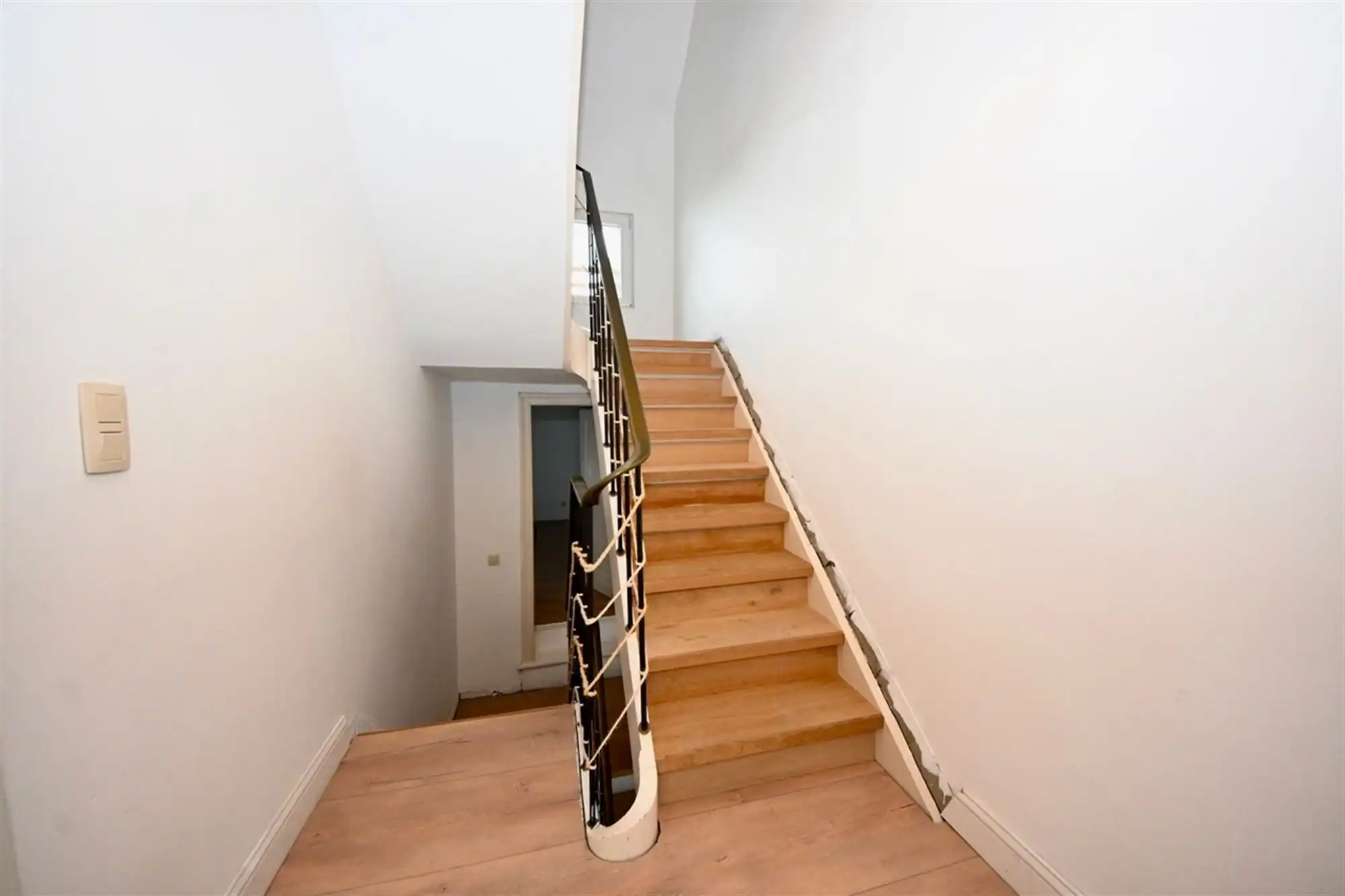 Gerenoveerde woning met 4 slaapkamers en tuin.  foto 16