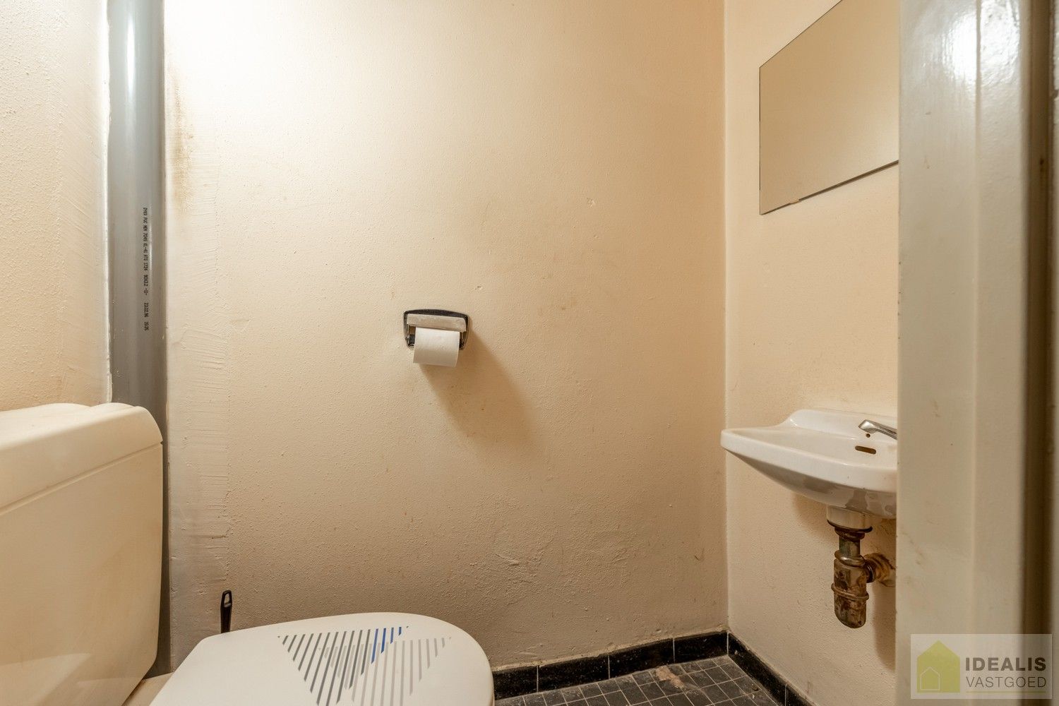 IDEALIS VASTGOED - CENTRAAL GELEGEN 2-SLPKMR APPARTEMENT IN HET CENTRUM VAN LEOPOLDSBURG! – Correct onderhouden appartement op de derde verdieping (+-88m²) met een aangename leefruimte, aparte keuken, 2 slaapkamers, badkamer en apart toilet. Het appartement beschikt tevens over een lift en een privatieve kelder. Geschikt voor zij die zoeken naar betaalbaar wonen in het centrum van Leopoldsburg. foto 12