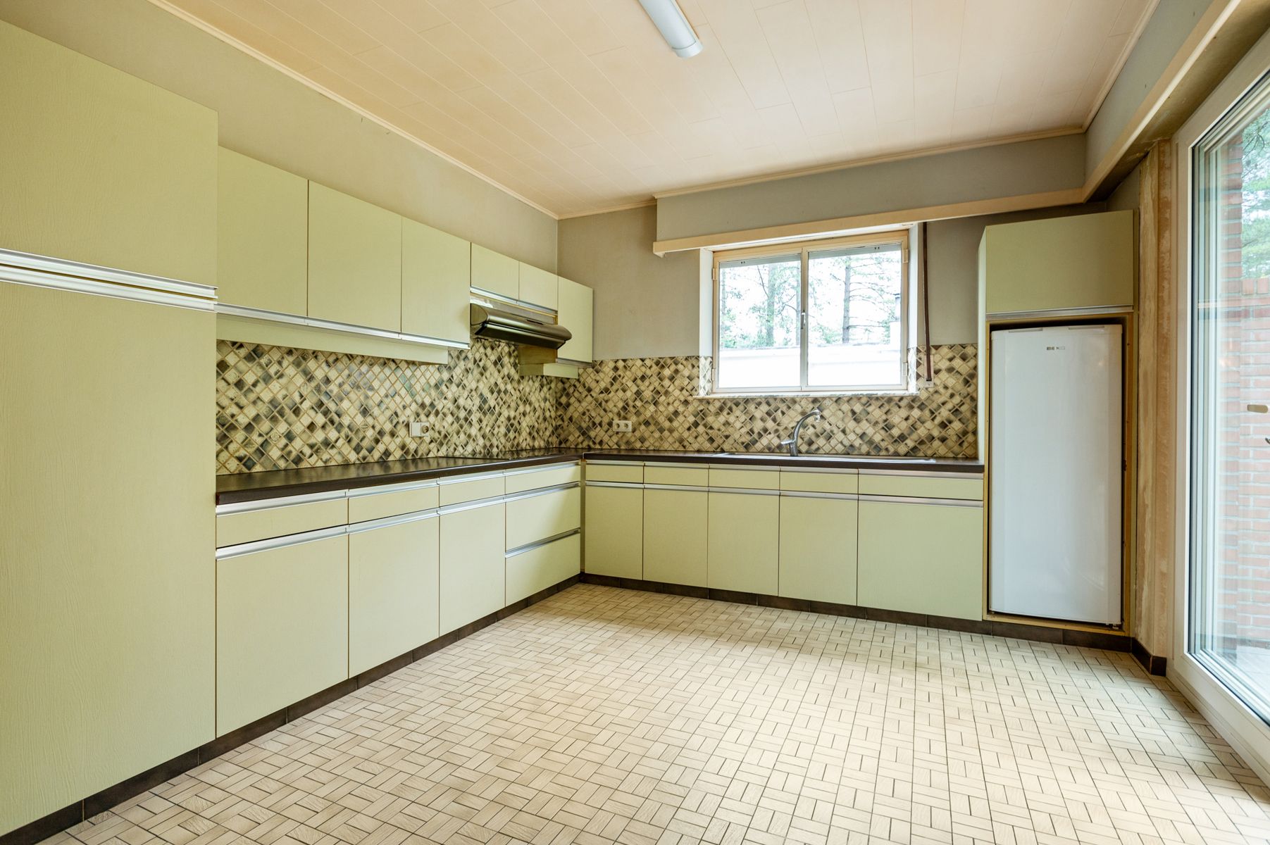 Gelijkvloerse villa met 3 slks op 2800m2 grond foto 11