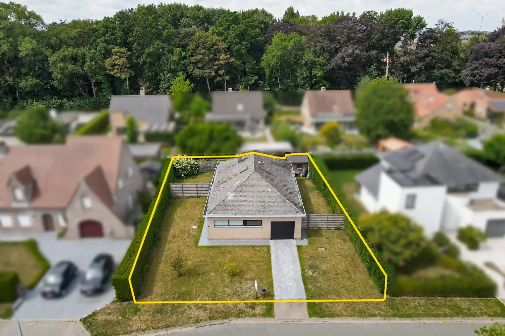 Hoofdfoto van de publicatie: Ruime gezinswoning met grote tuin en 4 slaapkamers in  rustige woonwijk te Gistel