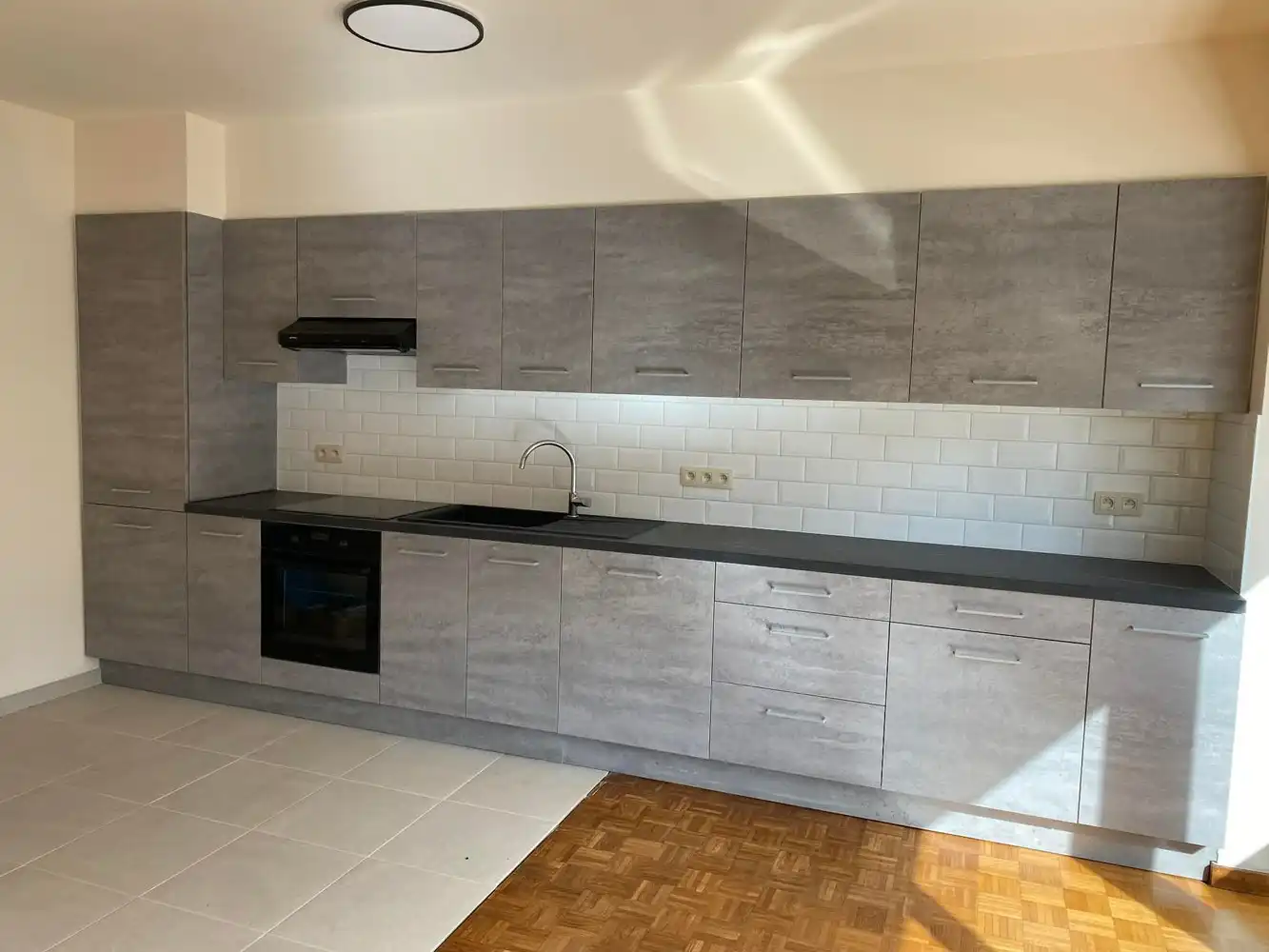 Te huur: Ruim 2-slaapkamerappartement met grote tuin in Drogenbos foto {{pictureIndex}}