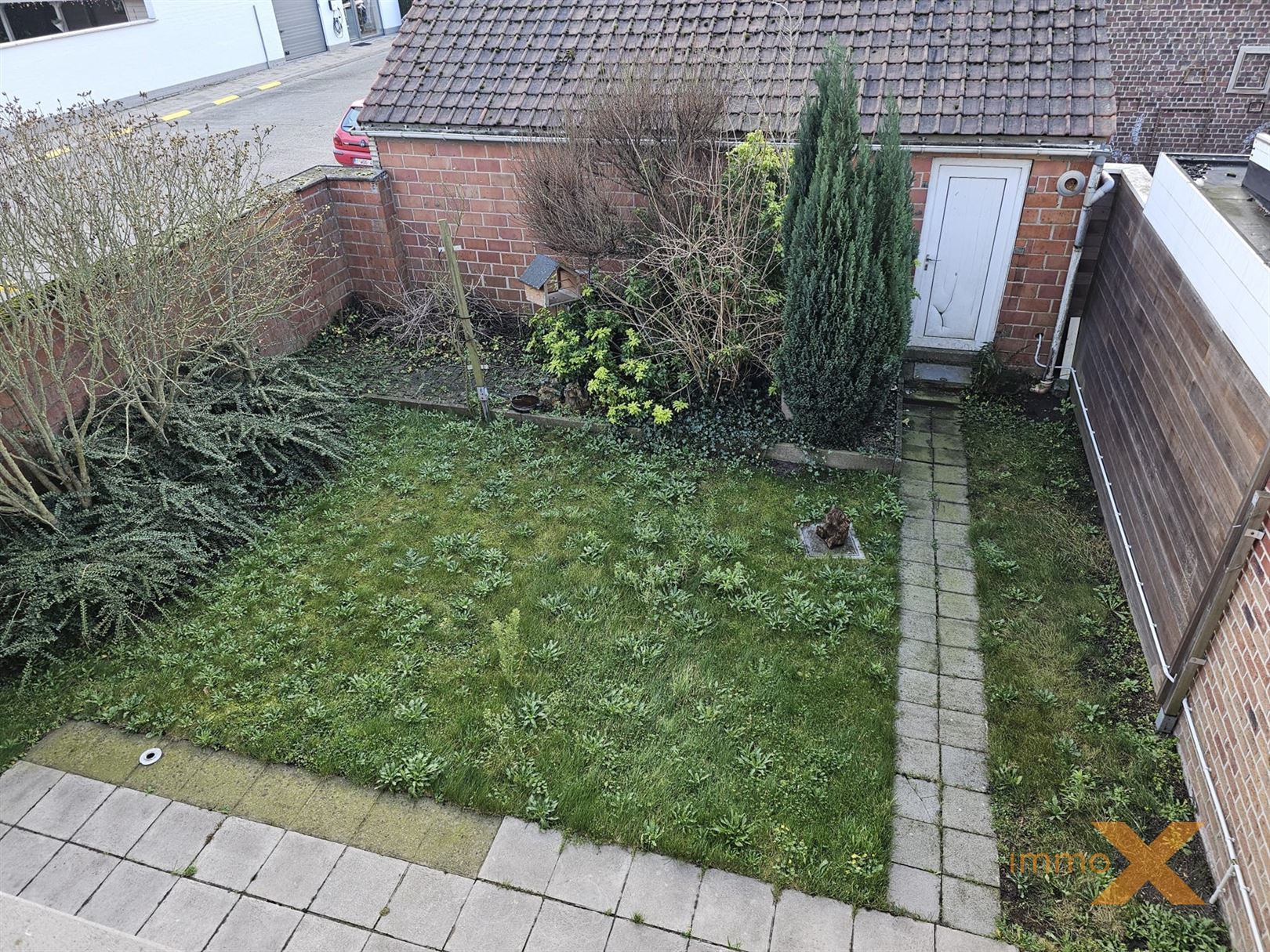 RUIME WONING MET DUBBEL GARAGE EN TUINTJE foto 4