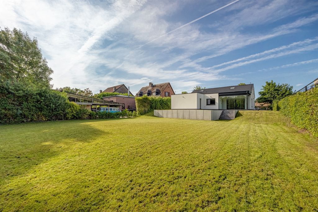 Stijlvol gerenoveerde villa met ruime tuin foto 2