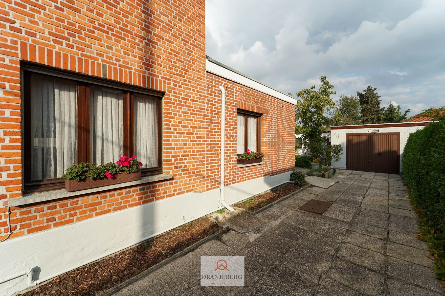 COMPROMIS IN OPMAAK! Charmante halfopen woning met oprit, tuin én garage te koop nabij UZ foto 24