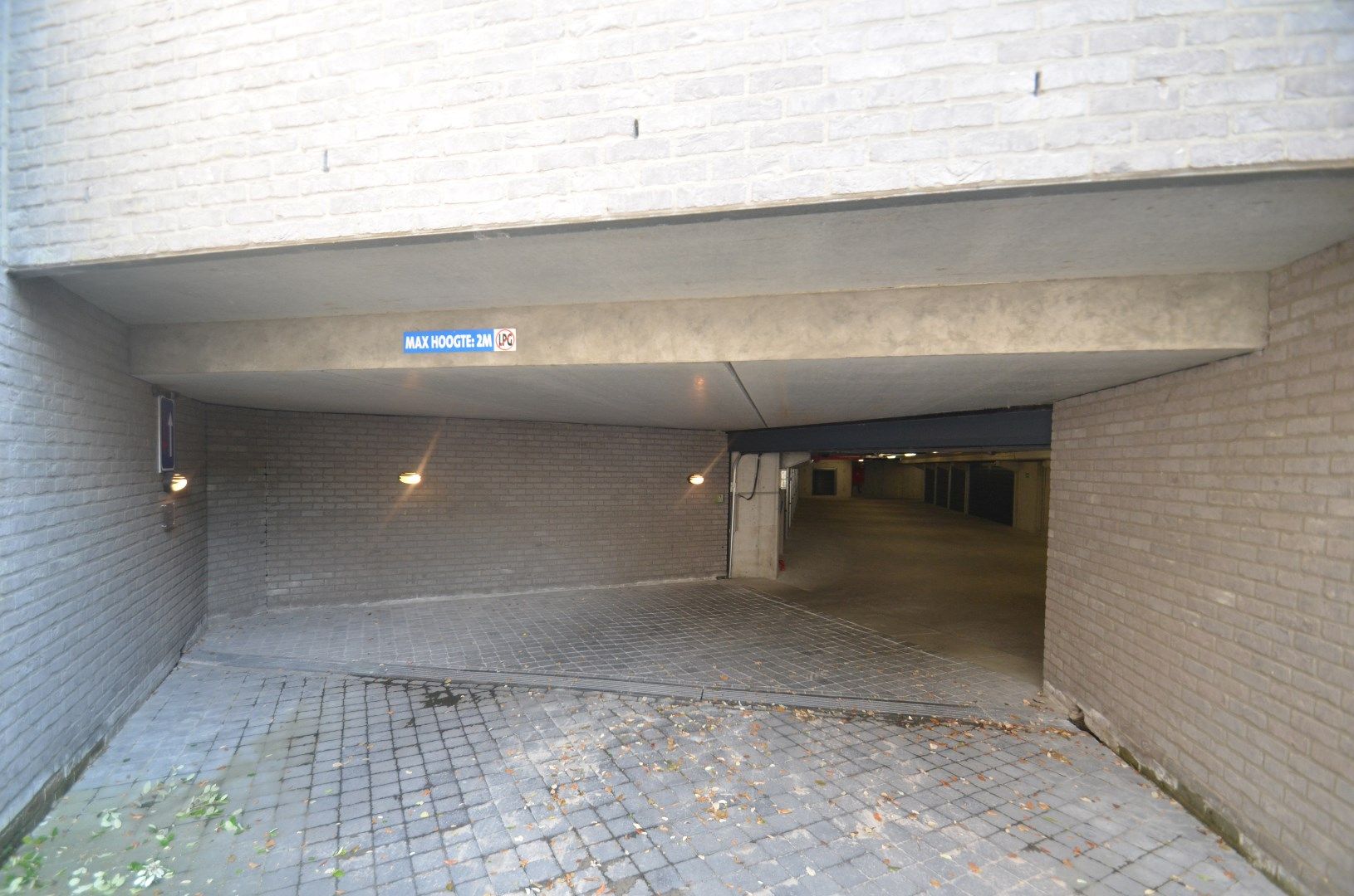 Gesloten garagebox centraal gelegen in het Zoute foto 3