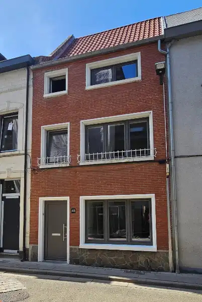 Instapklare vernieuwde woning van 115m² met koer-terras 18m² foto {{pictureIndex}}
