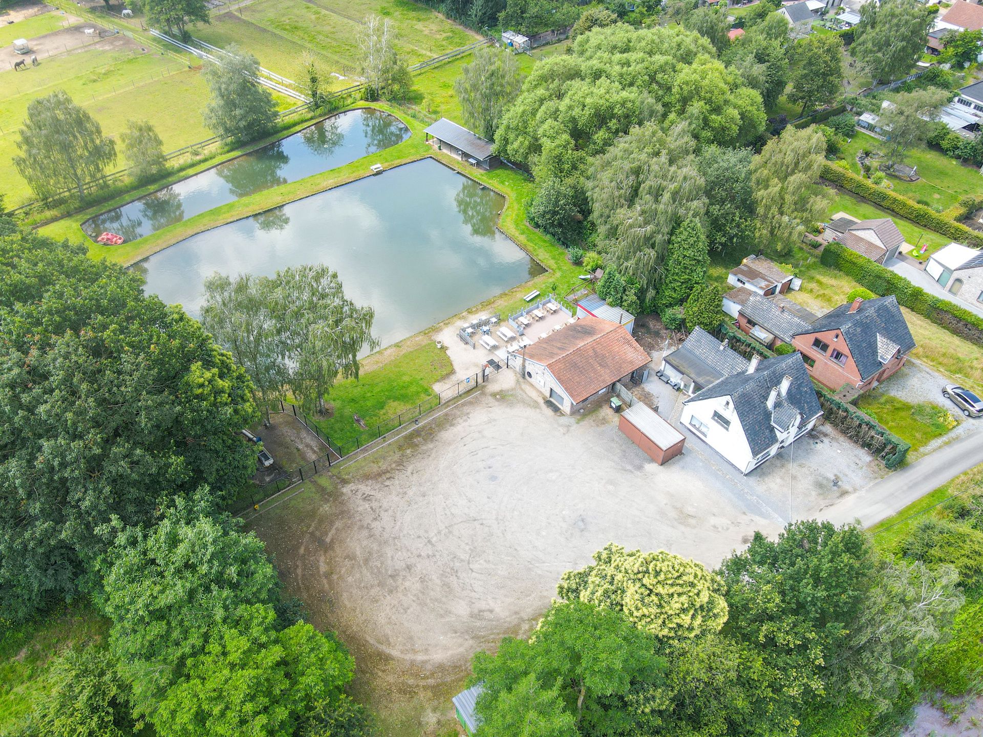 Idyllisch gelegen woning met kantine en vergunde visvijvers! foto 6