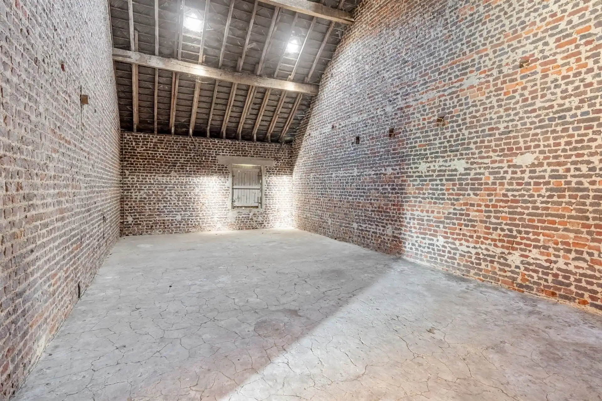 Te renoveren vierkantshoeve met achterliggende grond. foto 21