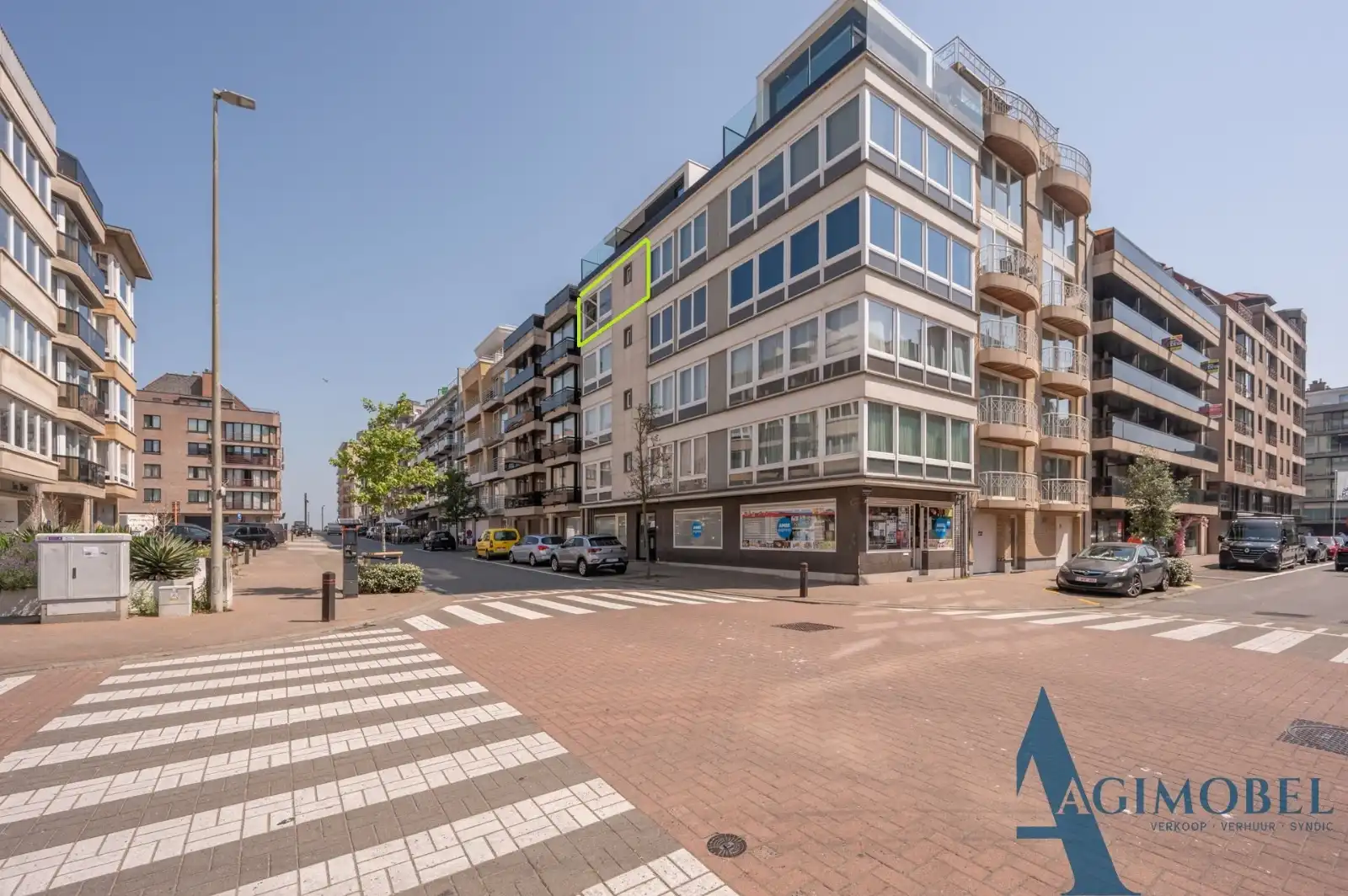 Compact 2-slaapkamerappartement met vleugje zij zeezicht, boordevol potentïeel en mogelijkheid tot aankoop garage in de directe omgeving . foto {{pictureIndex}}