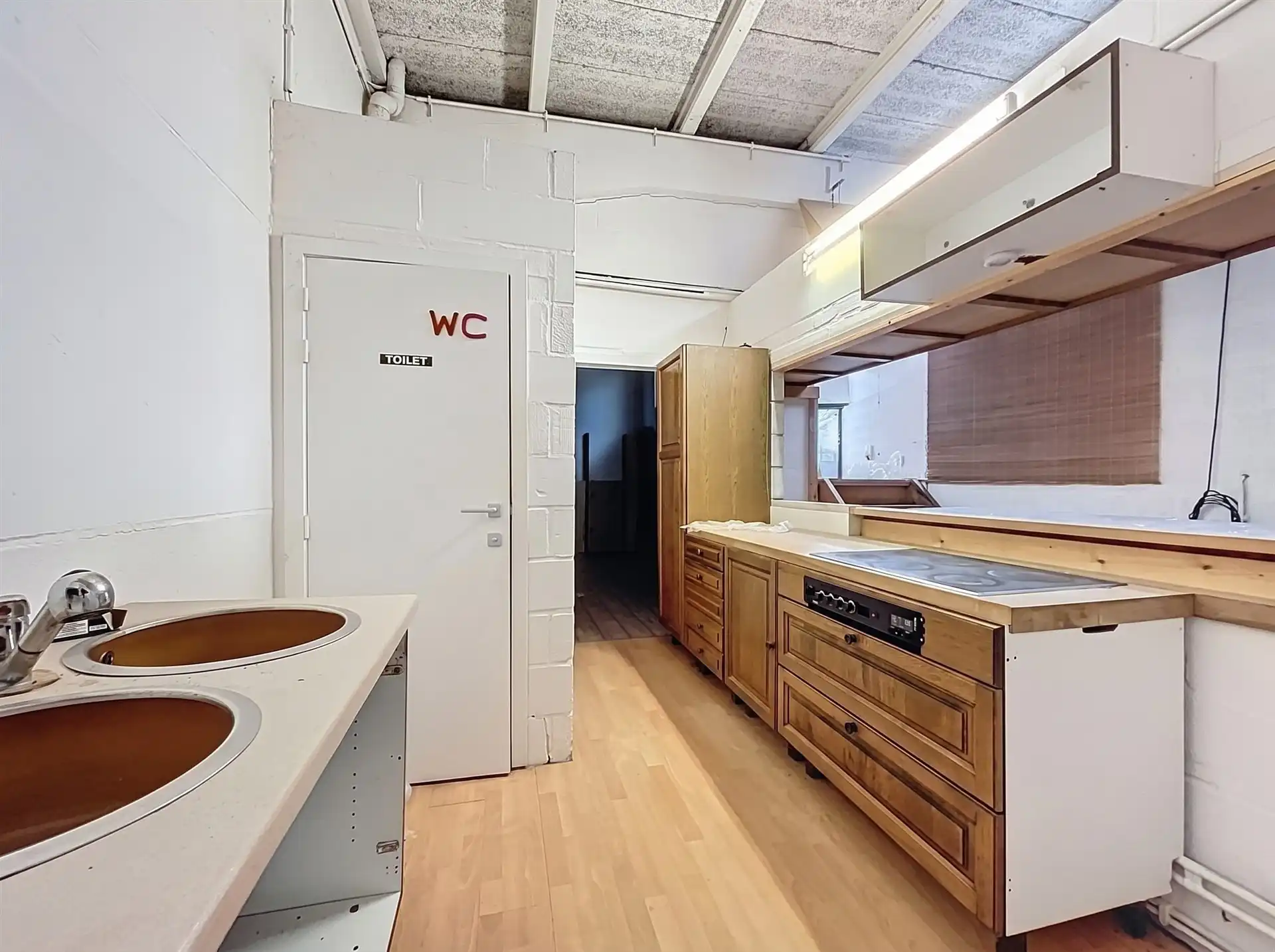 Woning met magazijn en kantoor op perceel van 2185m² foto 23