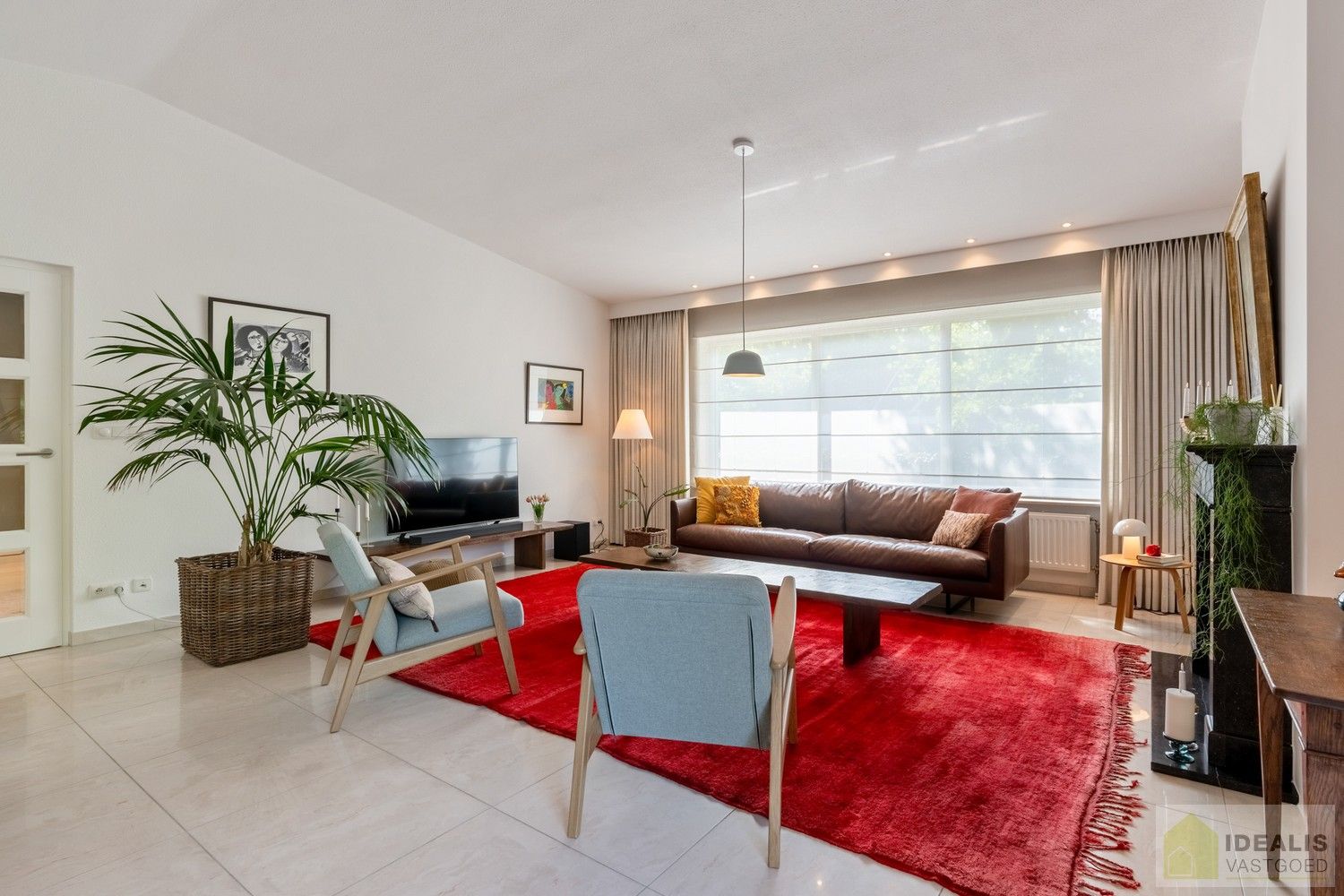 PRACHTIGE VILLA MET SCHITTERENDE ROYALE LEEFRUIMTES, UITGERUSTE KEUKEN, 2 BADKAMERS, 3 SLAAPKAMERS, CARPORT VOOR 2 WAGENS EN KNAP AANGELEGDE TUIN. DEZE KNAPPE VILLA OP EEN RESIDENTIELE LOCATIE BESCHIKT OP DE GELIJKVLOERSE VERDIEPING OVER EEN ROYALE INKOMHAL, RUIME LEEFRUIMTE MET AANSLUITEND EETKAMER EN PRAKTISCH UITGERUSTE LEEFKEUKEN MET EEN BIJKEUKEN/WASPLAATS MET TOEGANG TOT TERRAS, BADKAMER EN 2 SLAAPKAMERS; OP DE VERDIEPING BESCHIKT DE WONING OVER EEN PRACHTIGE MASTERBEDROOM MET AANSLUITEND EEN LUXUEUZE BADKAMER. EEN ‘MUST SEE’ VOOR KOPERS OP ZOEK IN HET MOOIE SEGMENT! foto 10