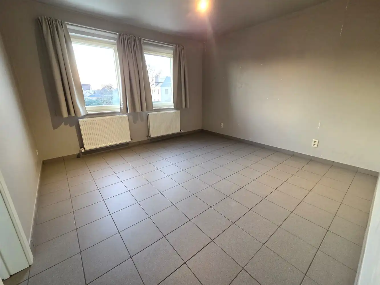 Zeer ruime gezinswoning te centrum Heist, 4 tot 5 slaapkamers met dubbele garage. foto 5