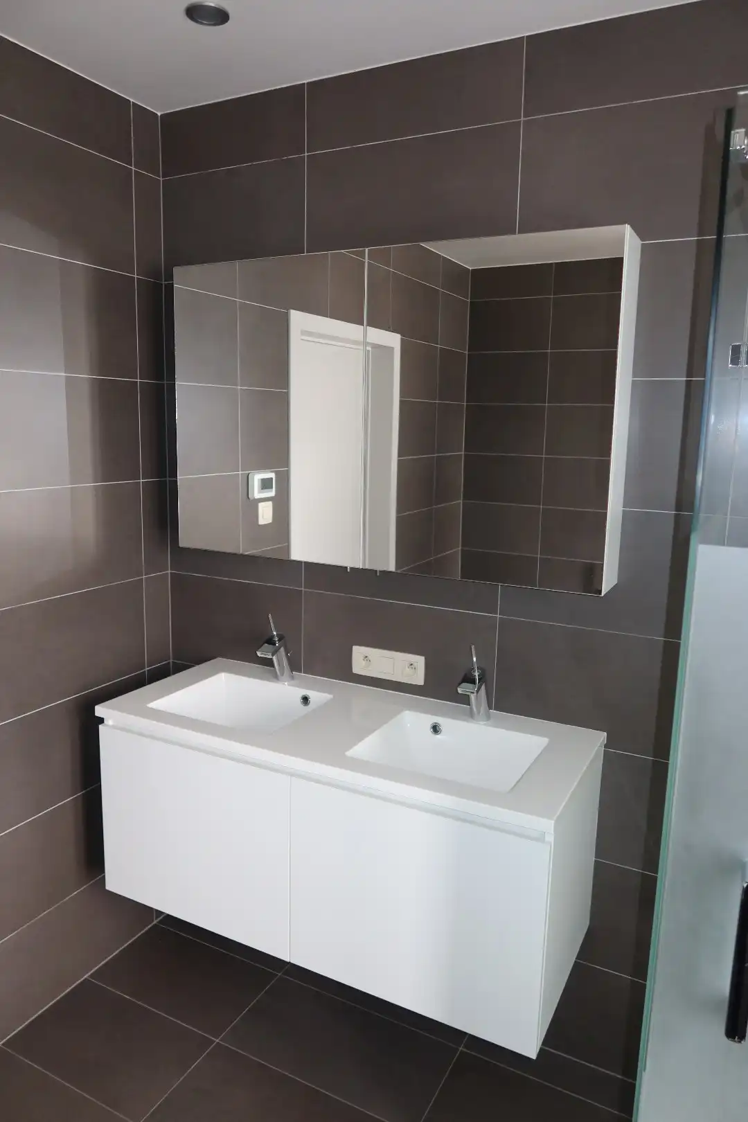 Uiterst ruime woning met 3 slk, 2 garages en tuin foto 15
