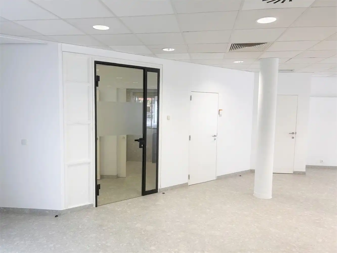 Multifunctioneel handelspand op toplocatie in Oostduinkerke-Bad foto 10