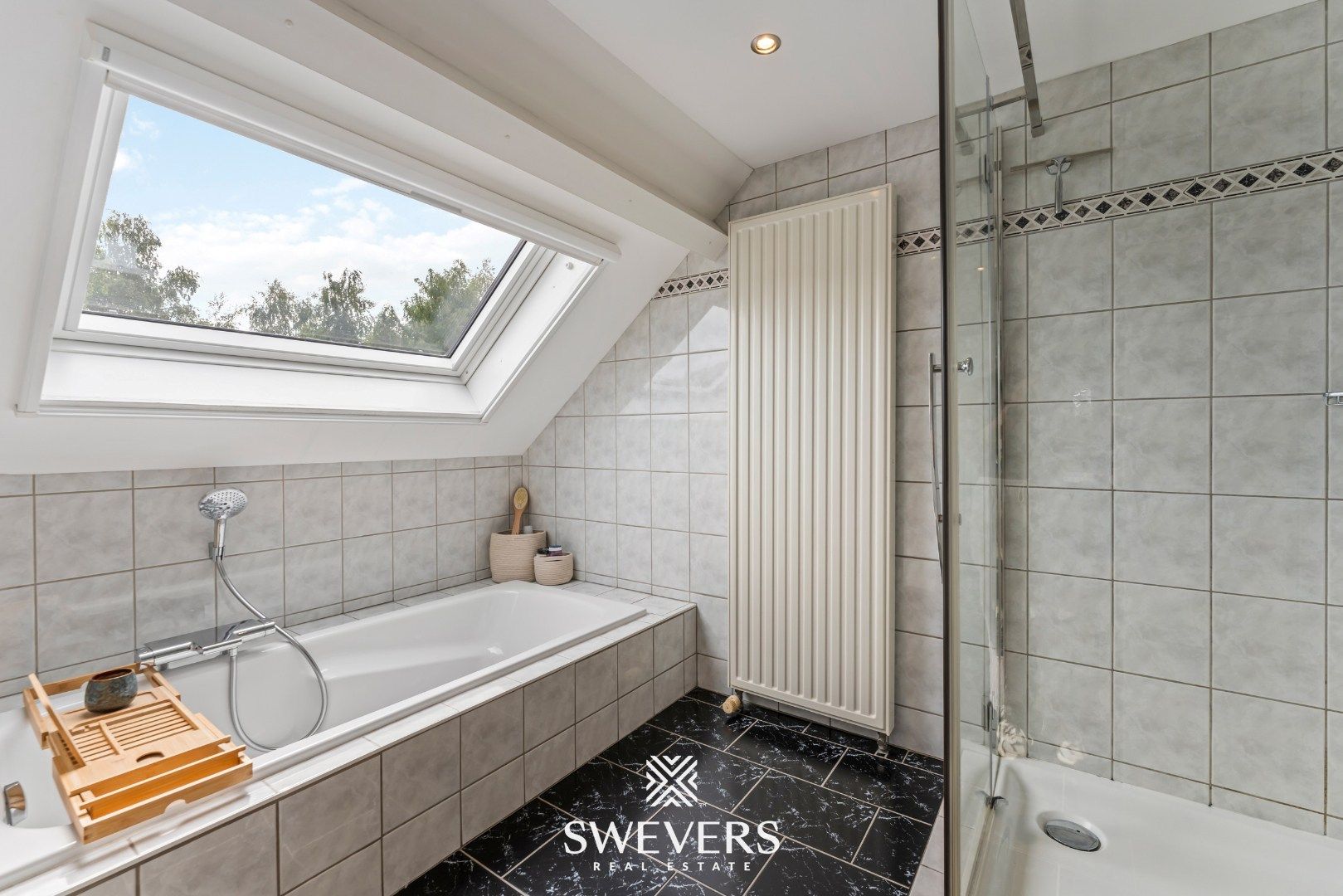 Landelijke vrijstaande woning met ruime slaapkamers, zonnig terras en tuin foto 17