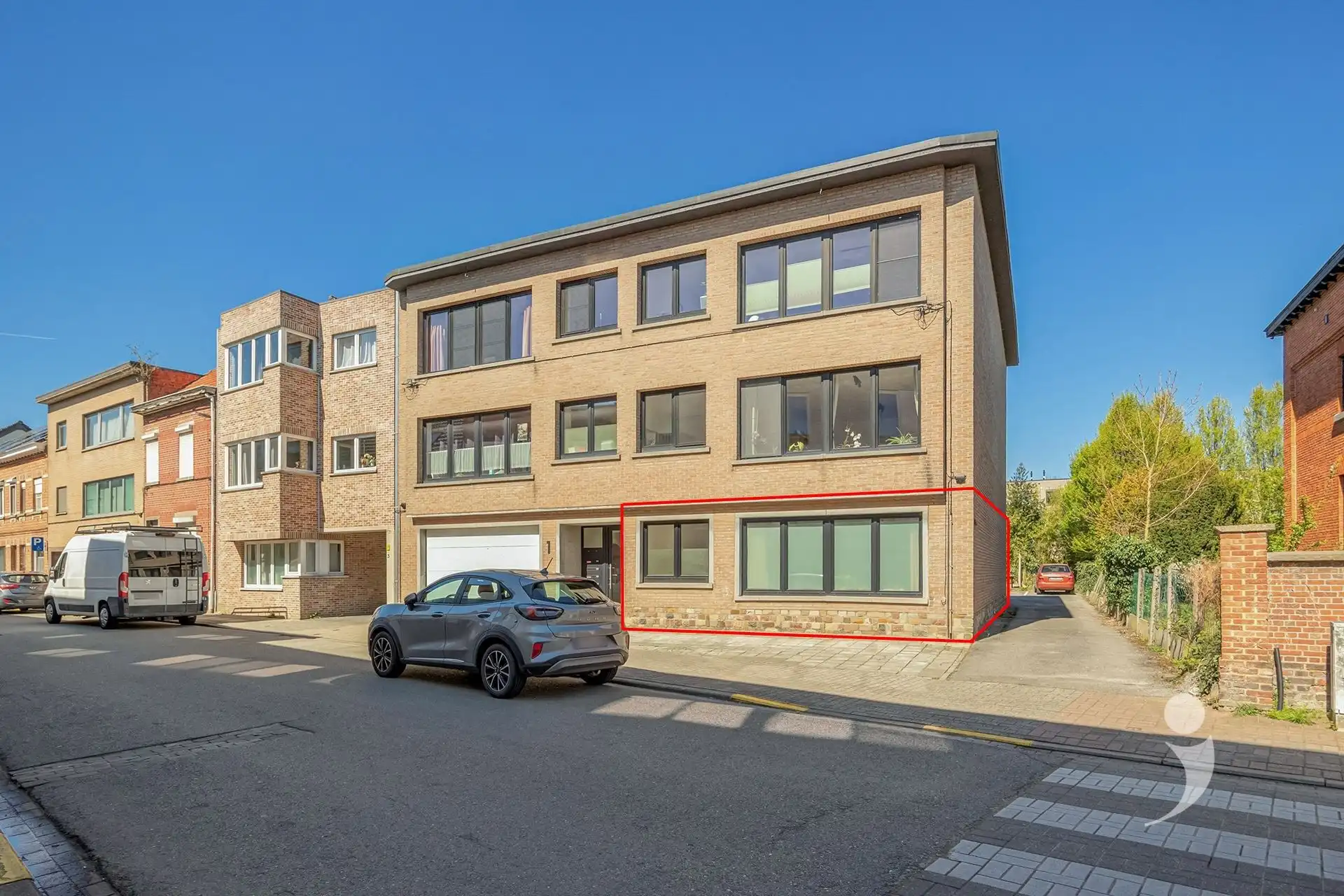 Gerenoveerd appartement met 2 slaapkamers, garagebox en staanplaats foto {{pictureIndex}}