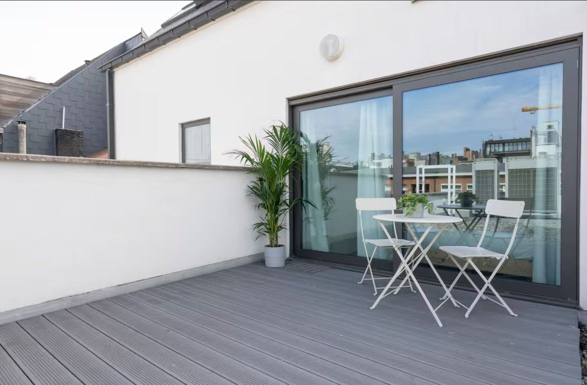 GEMEUBELD APPARTEMENT MET RUIM TERAS foto {{pictureIndex}}