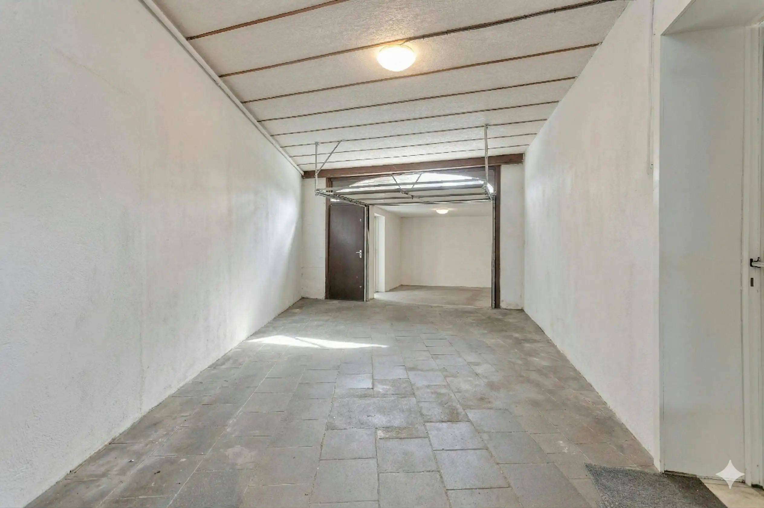 Ruime rijwoning met tuin en garage nabij centrum Izegem. foto 19