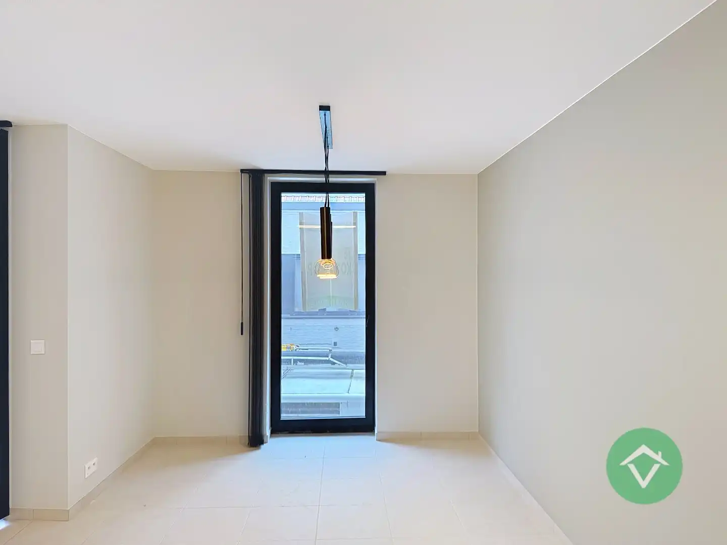 Volledig geschilderd Instapklaar appartement met garage in centrum Koekelare foto 11