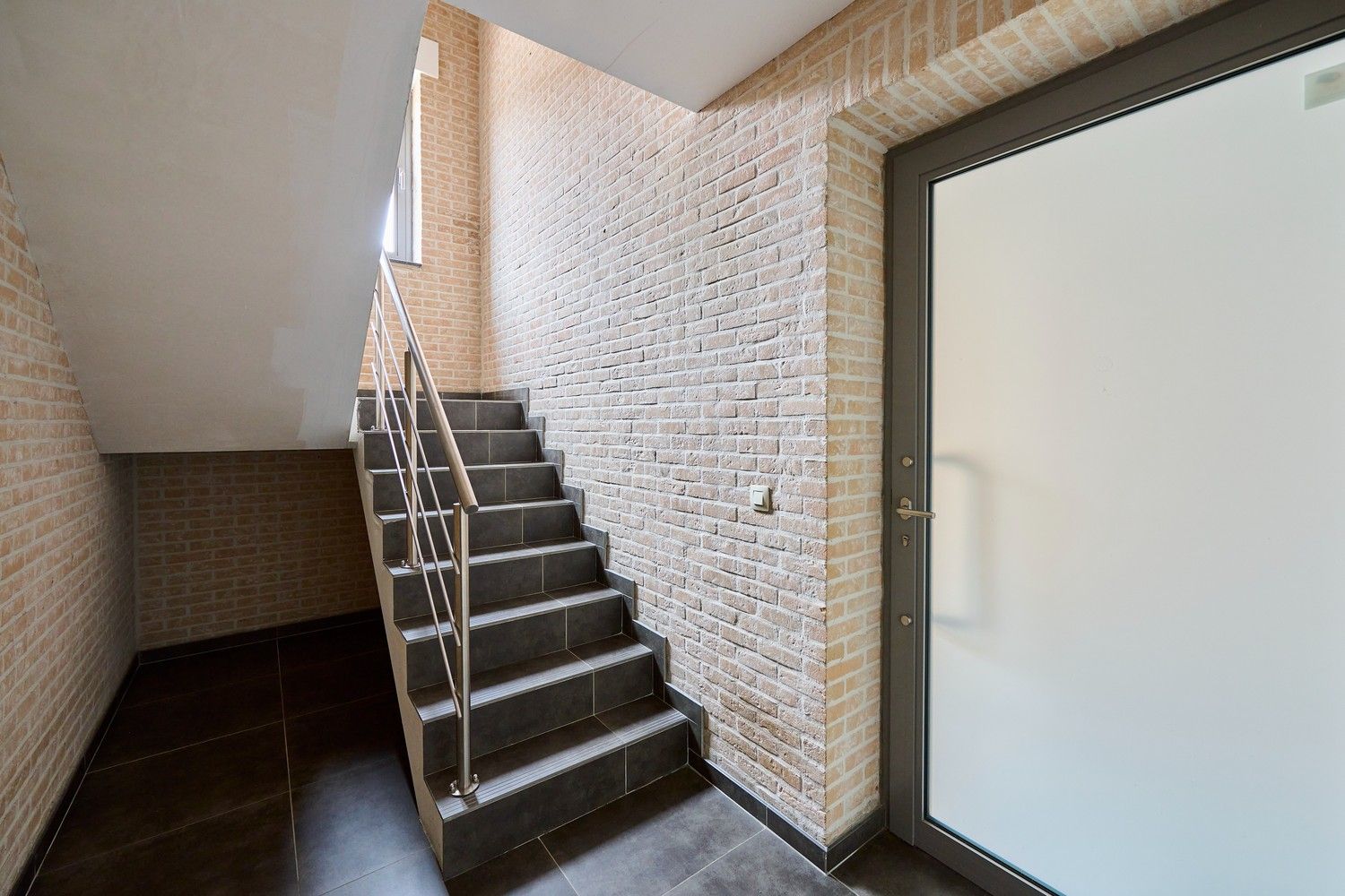 Gunstig gelegen heel ruim, fraai afgewerkte, handelsruimte met afzonderlijk toegankelijke woonstgelegenheid (triplex appartement) foto 13