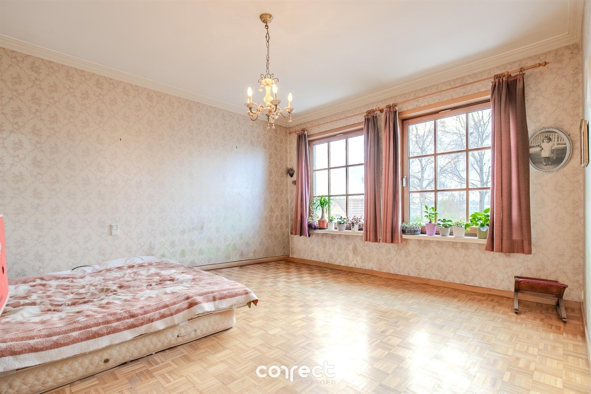 Centraal gelegen burgerwoning met garage, groot bijgebouw en ruime tuin. foto 11