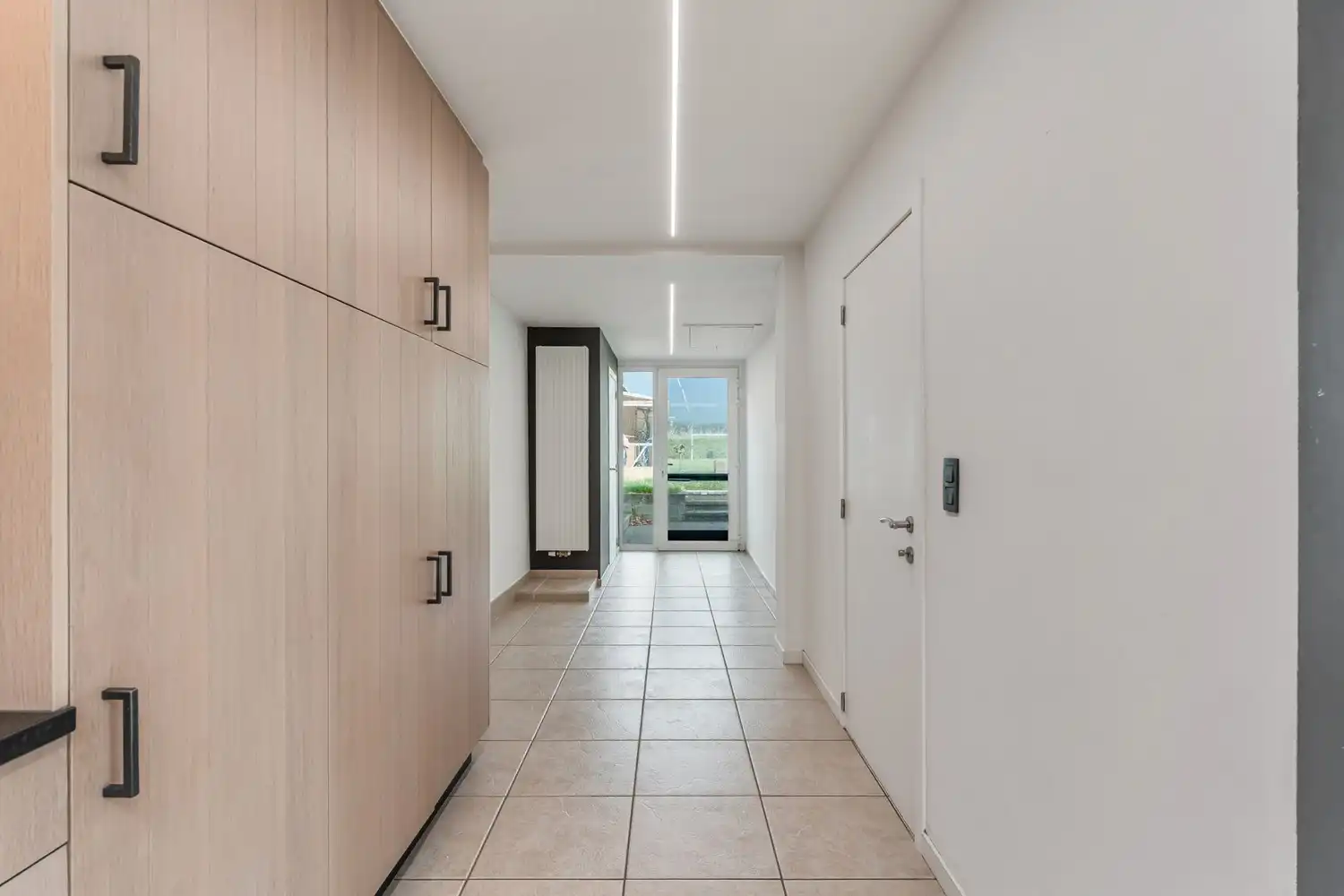 Instapklare, gerenoveerde halfopen bebouwing met 3 slaapkamers op ruim perceel in Sint-Truiden foto 9