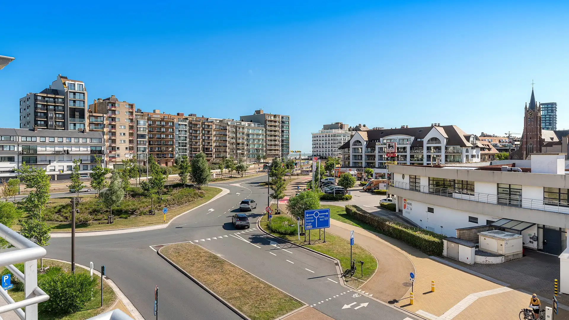 Dakappartement met grote terrassen in recent gebouw [Heistlaan]. foto 2