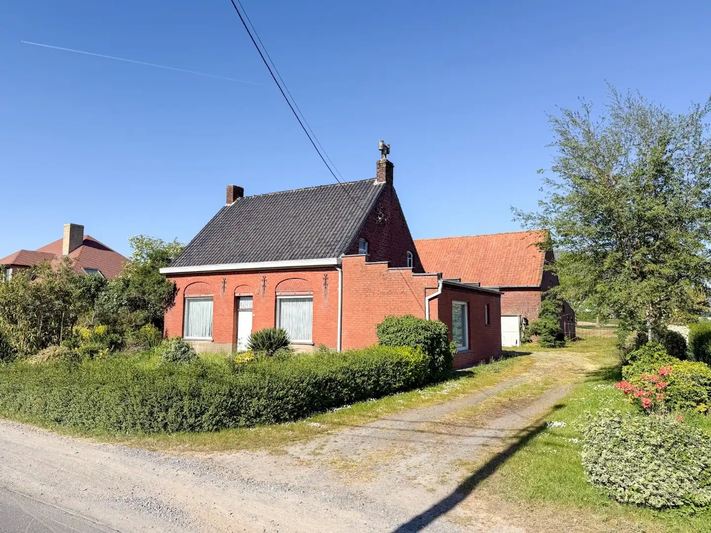 Landelijke hoeve-woning op ruim perceel, met weide en stallingen. foto 2