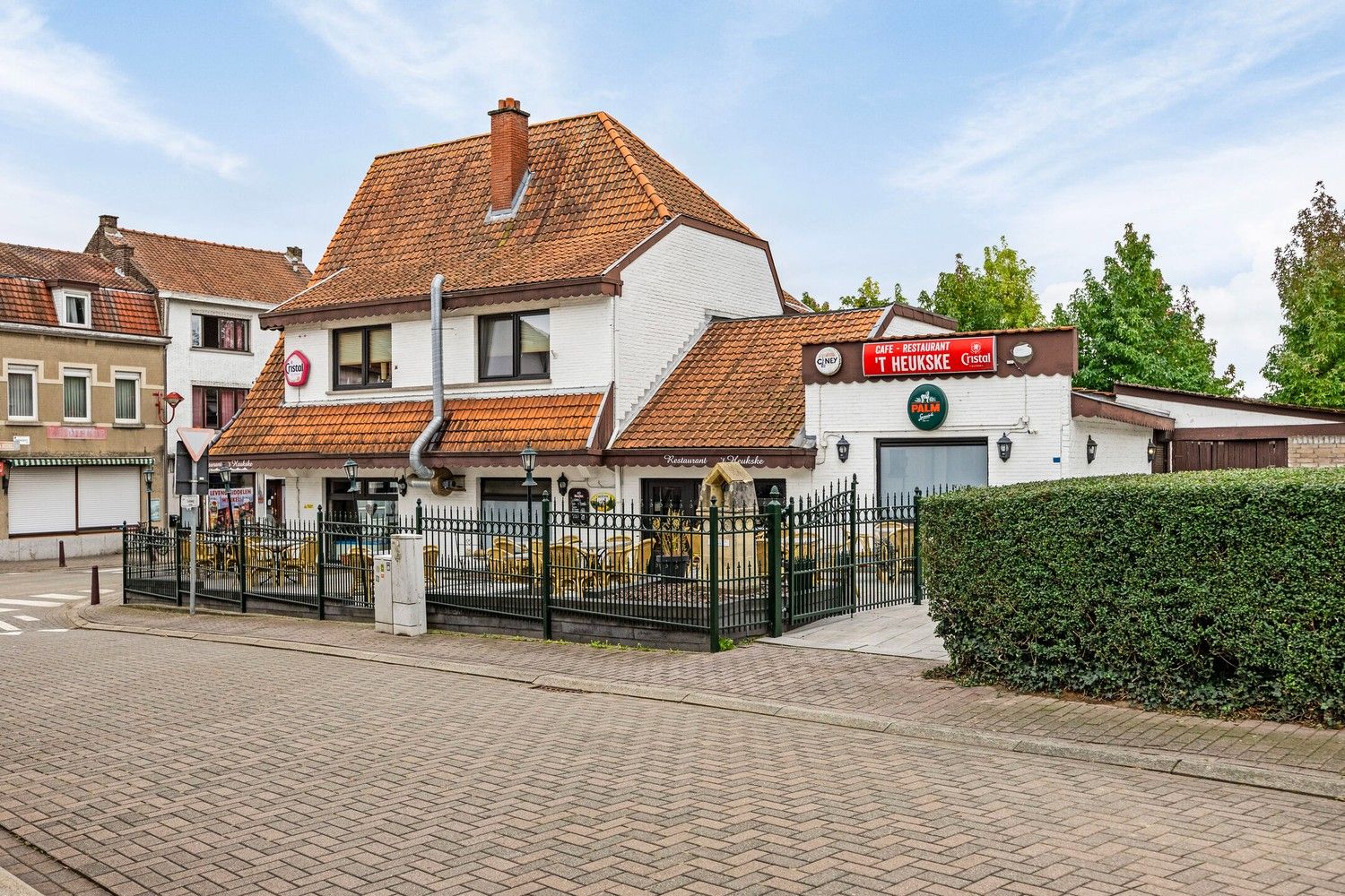 Restaurant ‘Het Heukske’ met bovenliggende woonst te koop in het gezellige Kanne, Riemst. foto {{pictureIndex}}