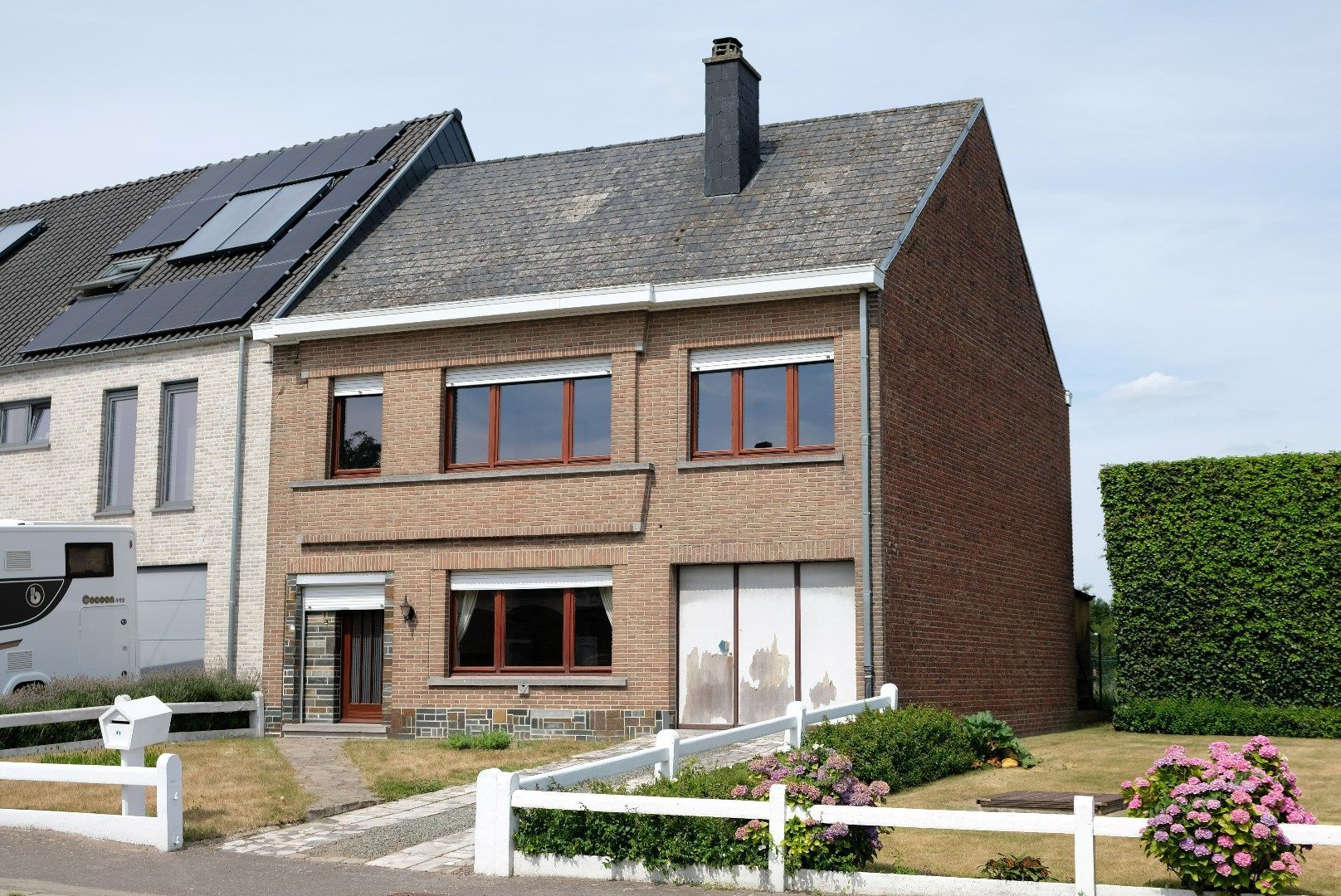 Ruime woning met garage, bijgebouwen en tuin en veel potentieel voor extra slaapkamers foto {{pictureIndex}}