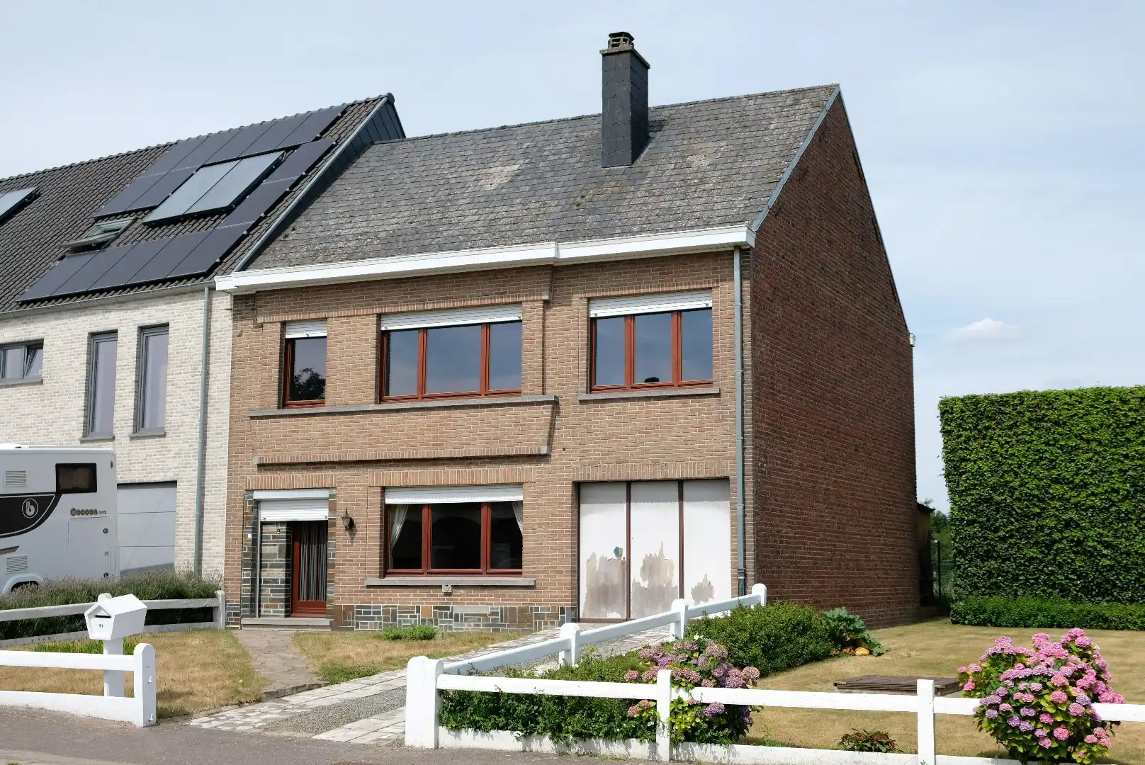 Ruime woning met garage, bijgebouwen en tuin en veel potentieel voor extra slaapkamers foto {{pictureIndex}}
