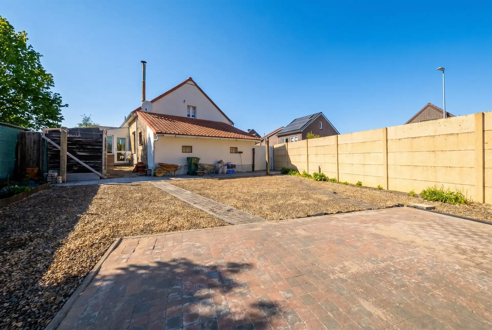 Vrijstaande woning op een perceel van 4a 53ca, op wandelafstand van het centrum van Lanaken foto 2