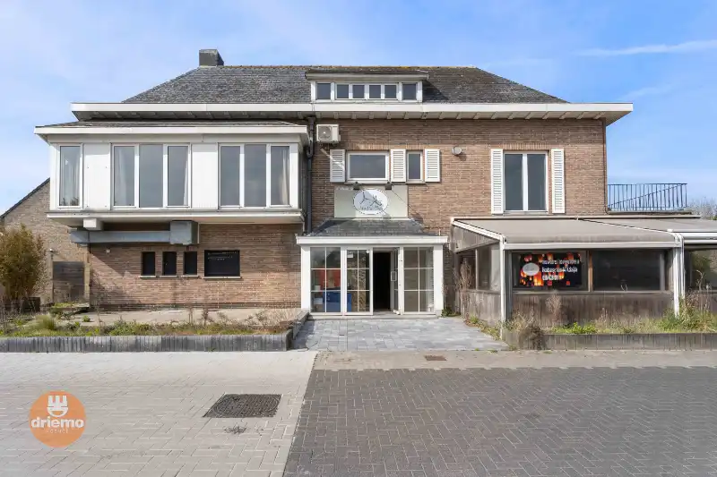 Ruime woning met handelspand foto {{pictureIndex}}