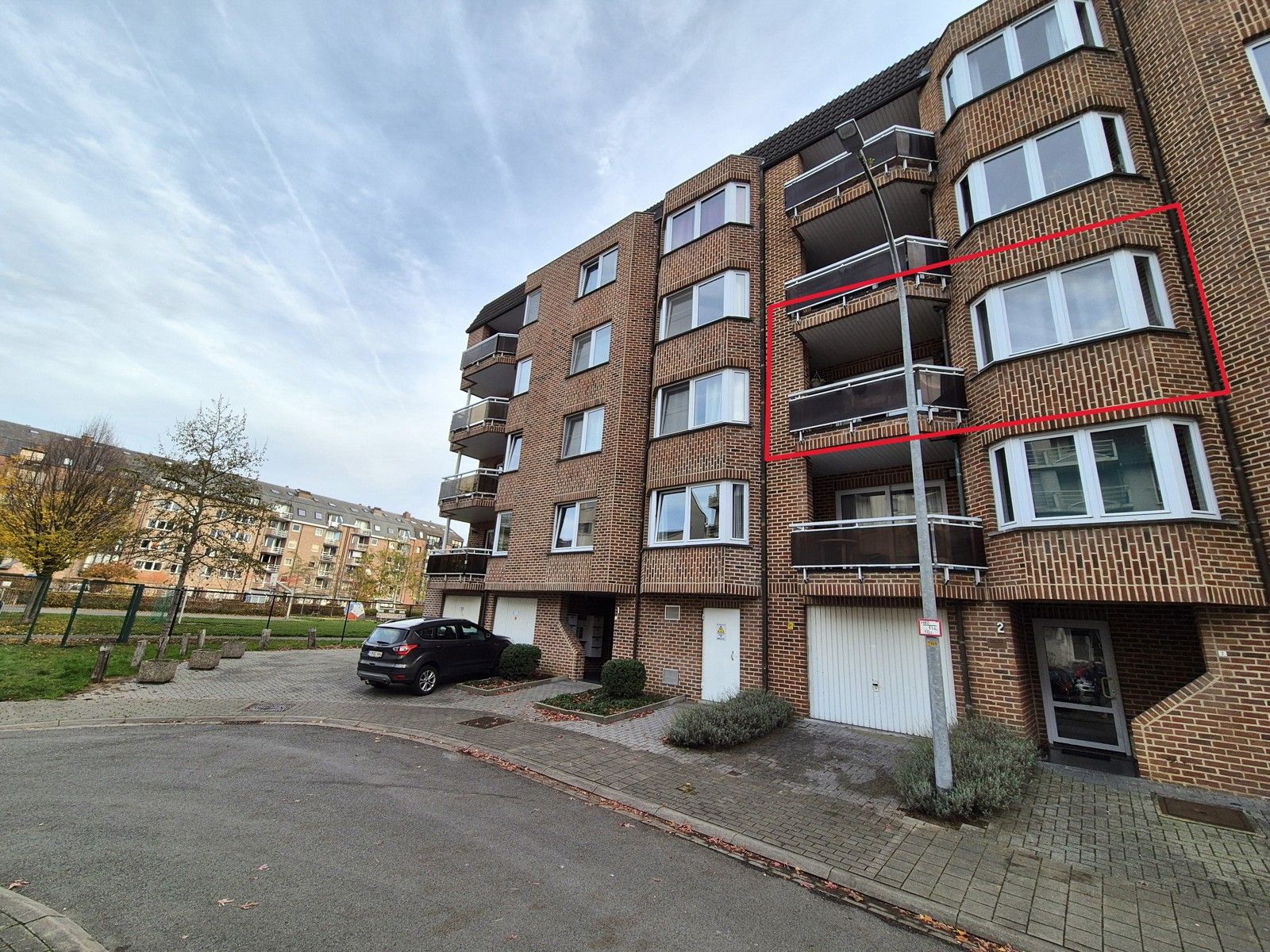 Appartement op rustige ligging met veel ramen en ruim terras foto 2